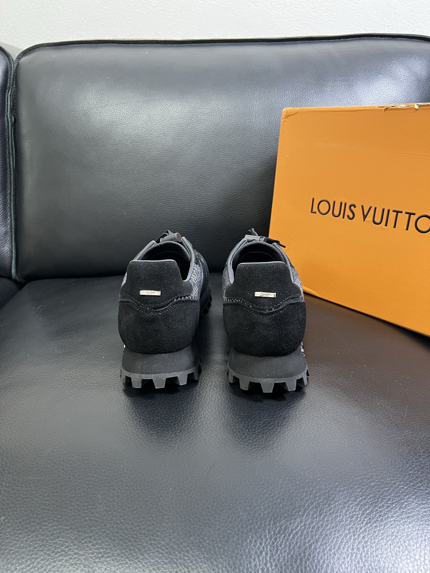   Lv 🔍顶级代购🇮🇹 路易威登，运动板鞋专柜同步，鞋面意大利进口，高品质拼接缤纷色彩复杂工艺品，进口