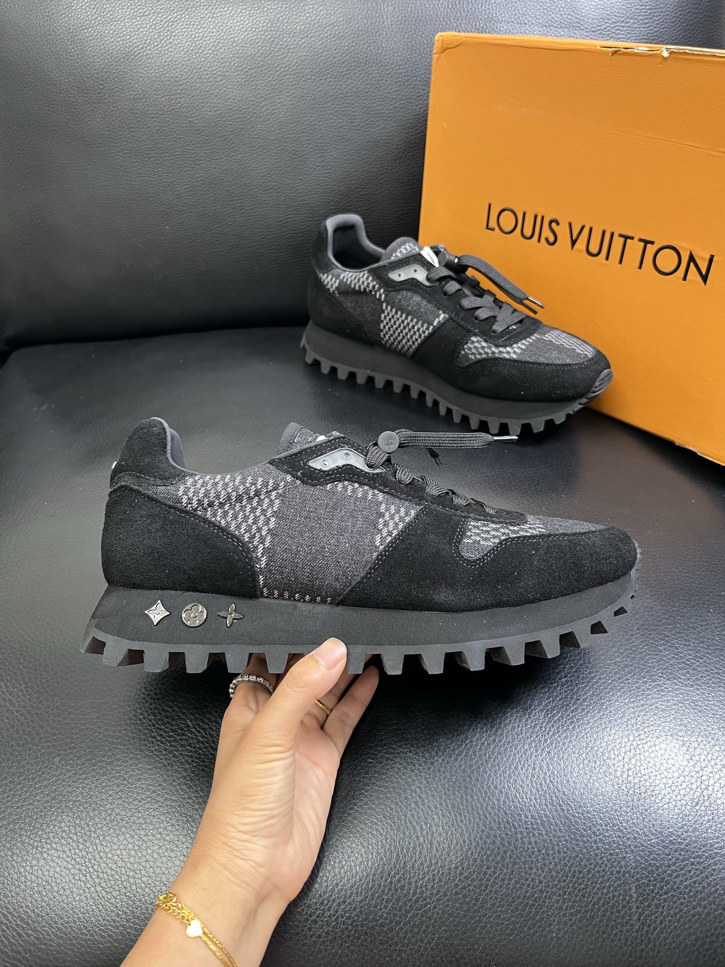   Lv 🔍顶级代购🇮🇹 路易威登，运动板鞋专柜同步，鞋面意大利进口，高品质拼接缤纷色彩复杂工艺品，进口