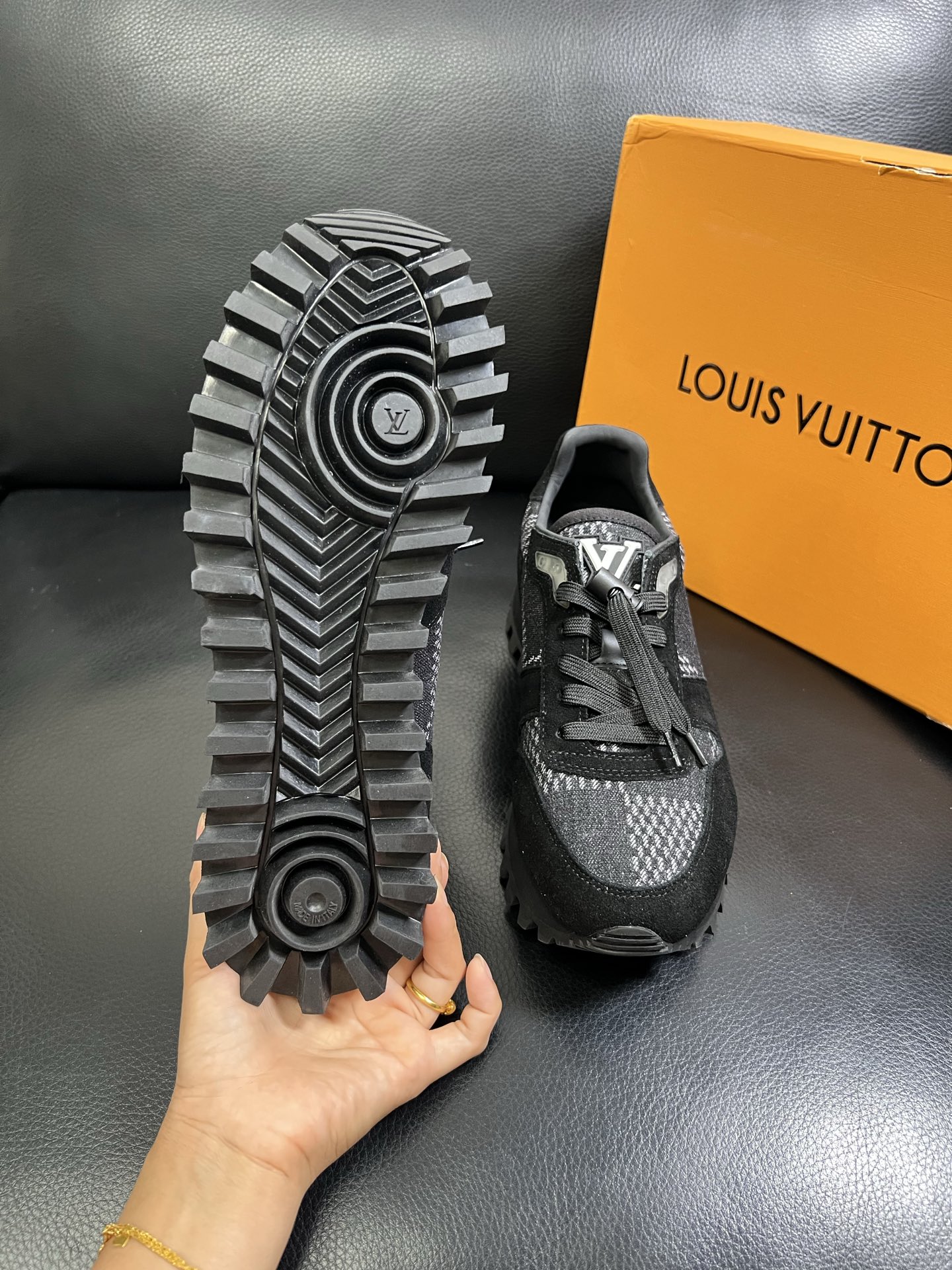   Lv 🔍顶级代购🇮🇹 路易威登，运动板鞋专柜同步，鞋面意大利进口，高品质拼接缤纷色彩复杂工艺品，进口