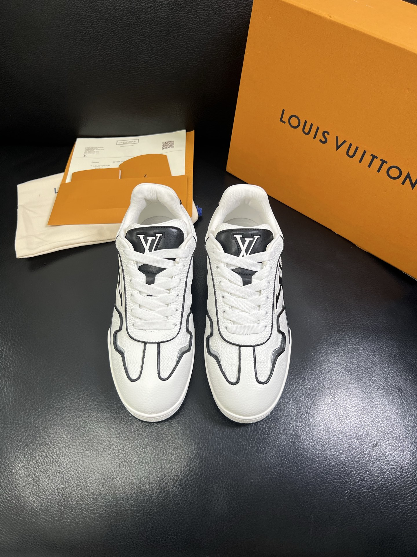   Lv 🔍顶级代购🇮🇹 路易威登，运动板鞋专柜同步，鞋面意大利进口，高品质拼接缤纷色彩复杂工艺品，进口