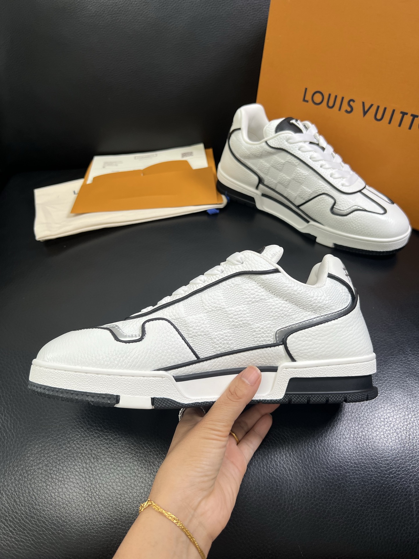   Lv 🔍顶级代购🇮🇹 路易威登，运动板鞋专柜同步，鞋面意大利进口，高品质拼接缤纷色彩复杂工艺品，进口