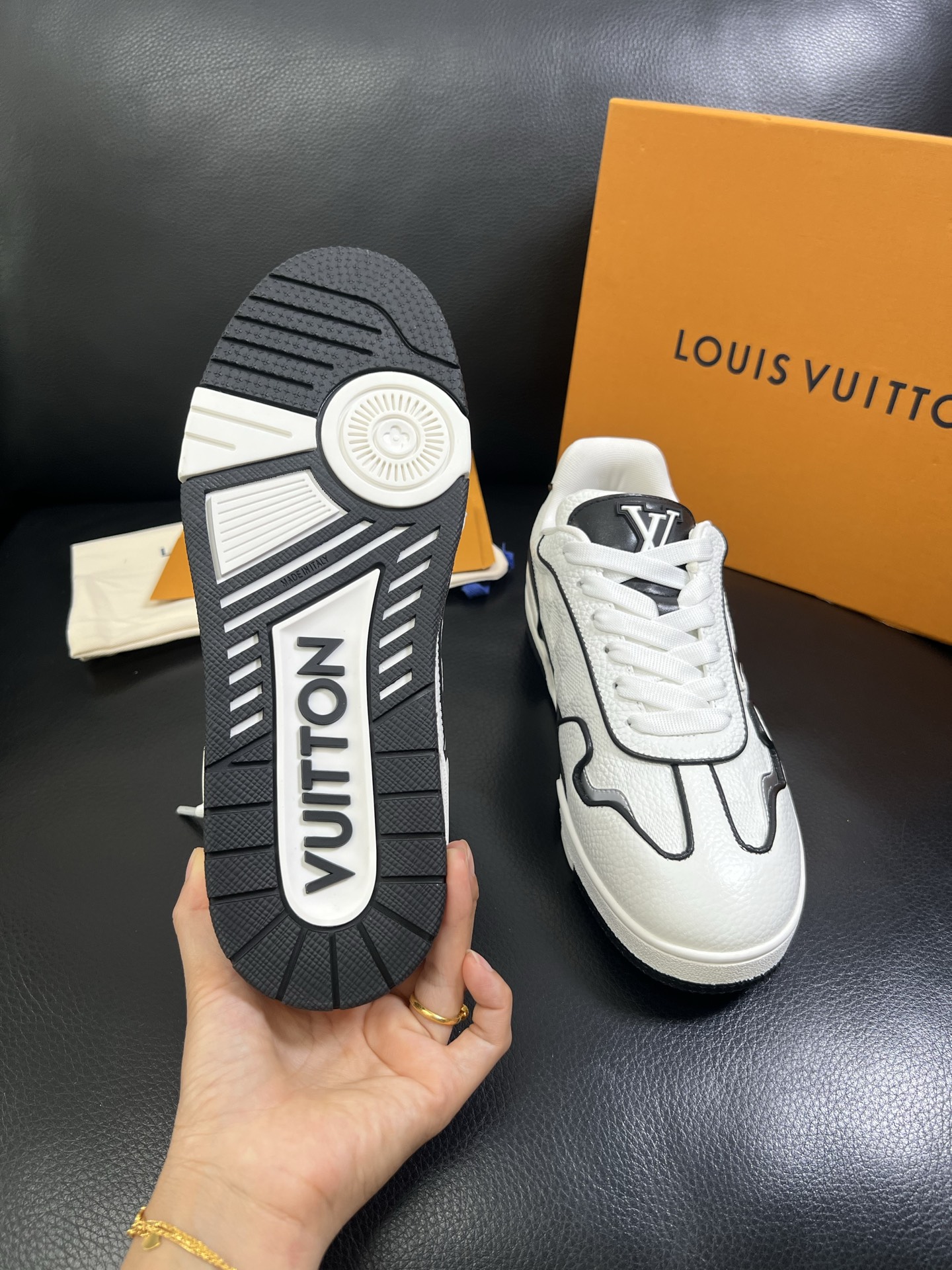   Lv 🔍顶级代购🇮🇹 路易威登，运动板鞋专柜同步，鞋面意大利进口，高品质拼接缤纷色彩复杂工艺品，进口