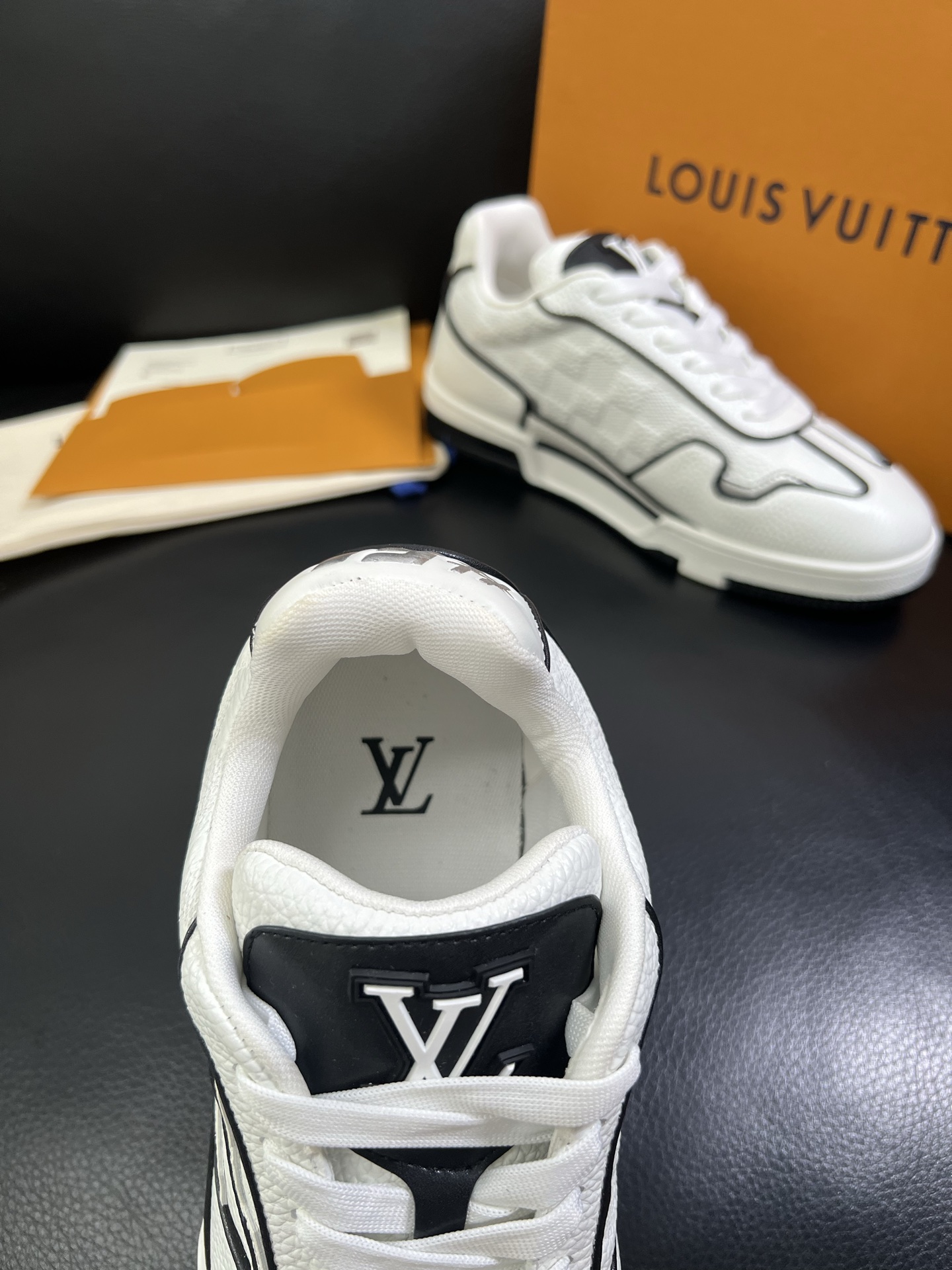   Lv 🔍顶级代购🇮🇹 路易威登，运动板鞋专柜同步，鞋面意大利进口，高品质拼接缤纷色彩复杂工艺品，进口