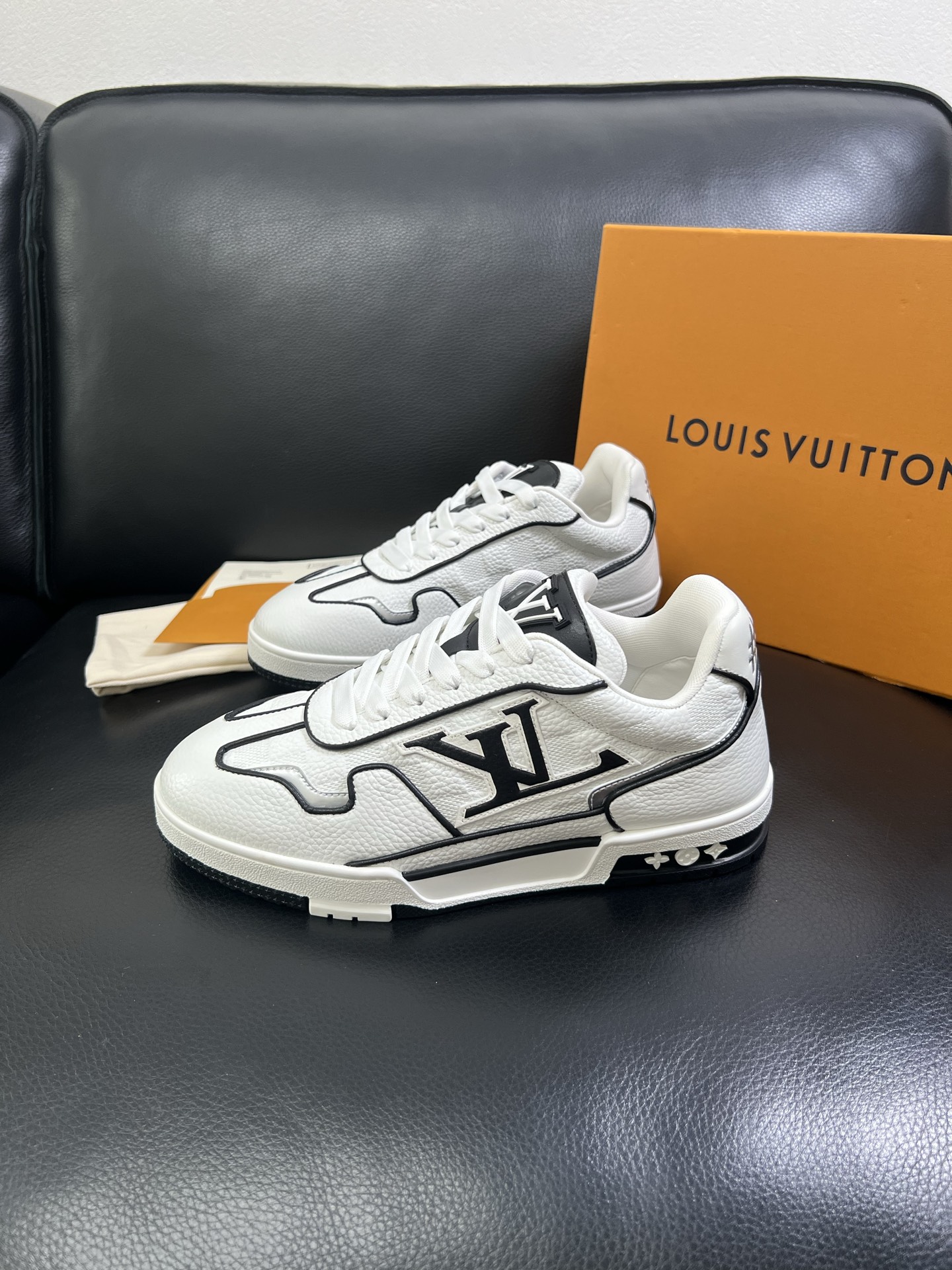   Lv 🔍顶级代购🇮🇹 路易威登，运动板鞋专柜同步，鞋面意大利进口，高品质拼接缤纷色彩复杂工艺品，进口