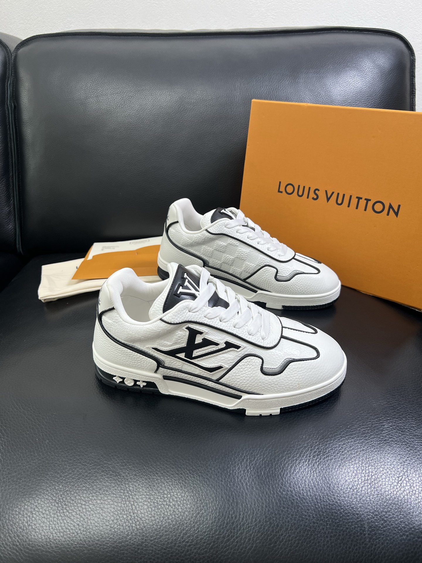   Lv 🔍顶级代购🇮🇹 路易威登，运动板鞋专柜同步，鞋面意大利进口，高品质拼接缤纷色彩复杂工艺品，进口