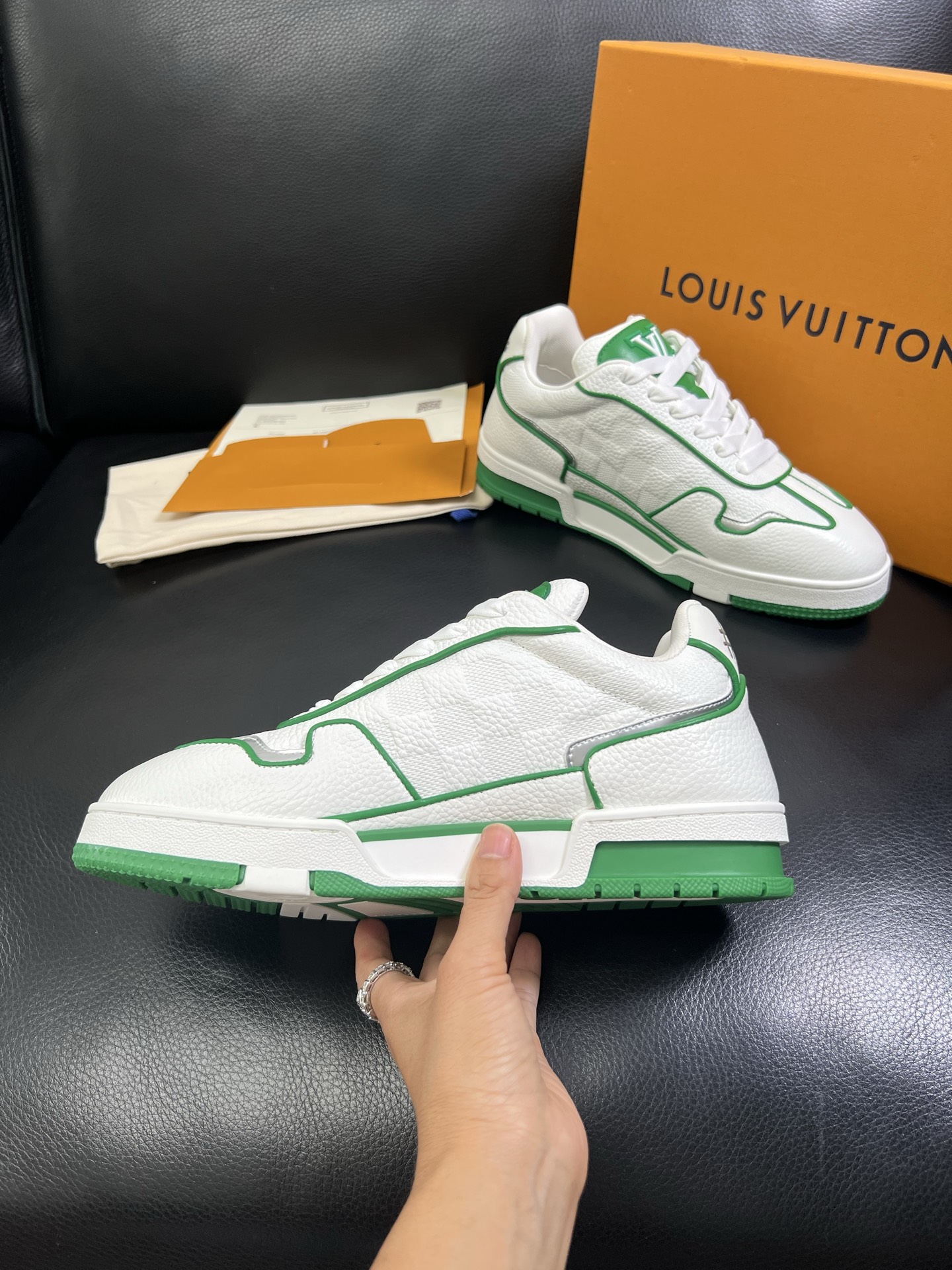   Lv 🔍顶级代购🇮🇹 路易威登，运动板鞋专柜同步，鞋面意大利进口，高品质拼接缤纷色彩复杂工艺品，进口