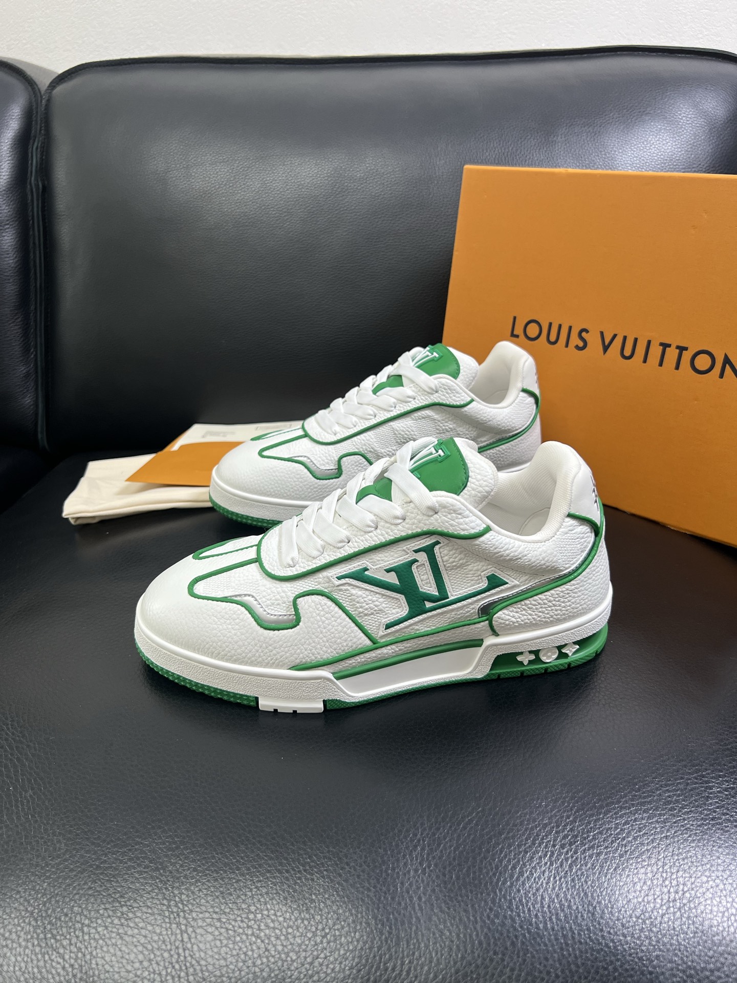   Lv 🔍顶级代购🇮🇹 路易威登，运动板鞋专柜同步，鞋面意大利进口，高品质拼接缤纷色彩复杂工艺品，进口