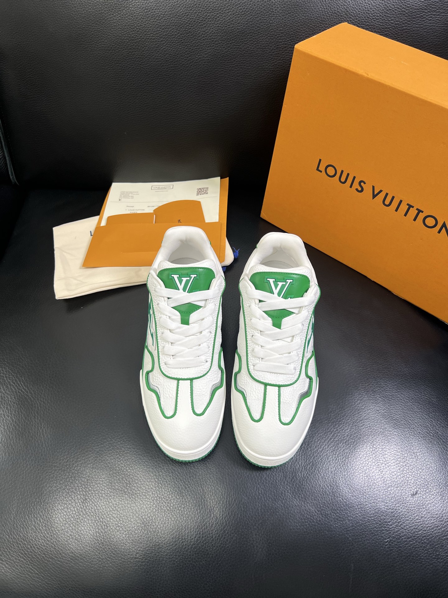   Lv 🔍顶级代购🇮🇹 路易威登，运动板鞋专柜同步，鞋面意大利进口，高品质拼接缤纷色彩复杂工艺品，进口