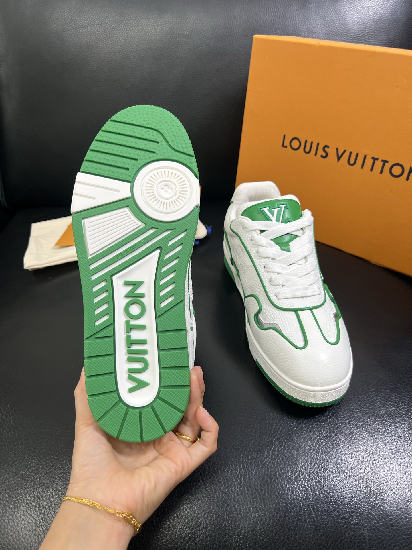   Lv 🔍顶级代购🇮🇹 路易威登，运动板鞋专柜同步，鞋面意大利进口，高品质拼接缤纷色彩复杂工艺品，进口