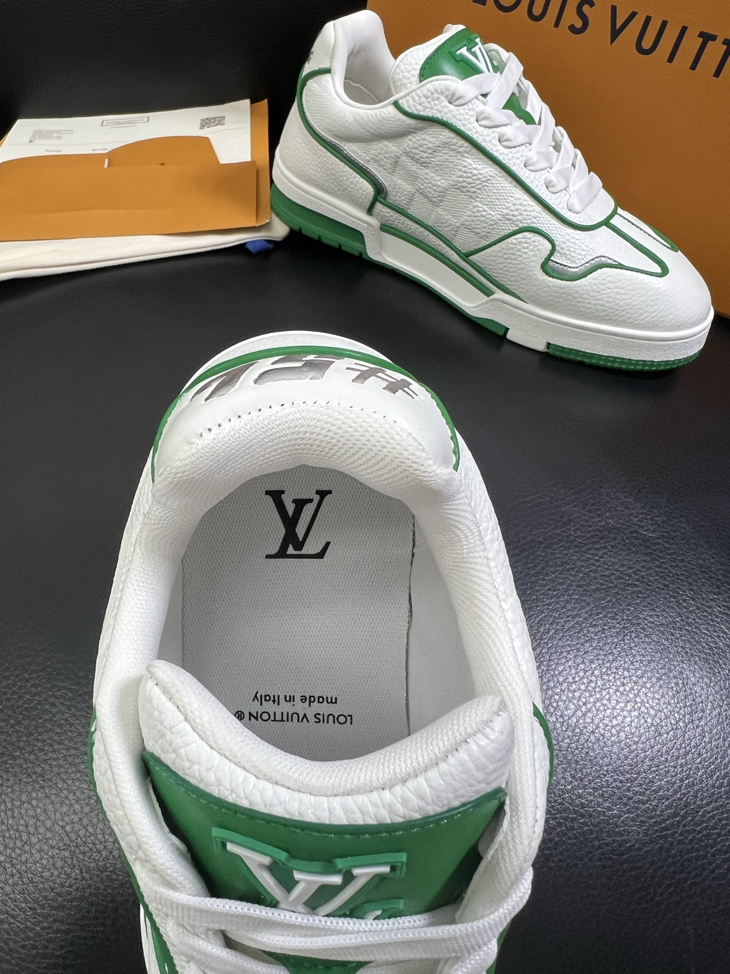   Lv 🔍顶级代购🇮🇹 路易威登，运动板鞋专柜同步，鞋面意大利进口，高品质拼接缤纷色彩复杂工艺品，进口