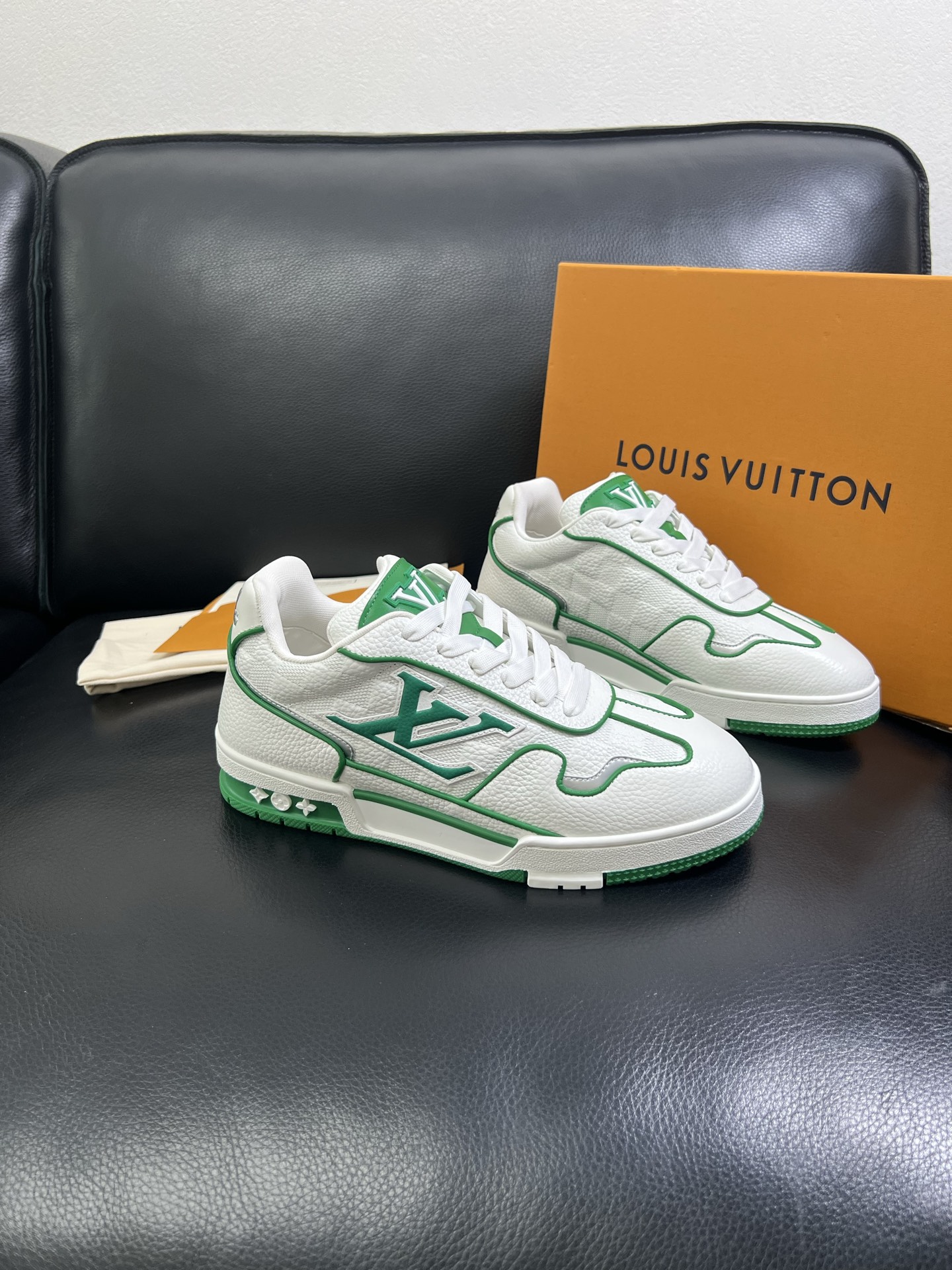   Lv 🔍顶级代购🇮🇹 路易威登，运动板鞋专柜同步，鞋面意大利进口，高品质拼接缤纷色彩复杂工艺品，进口