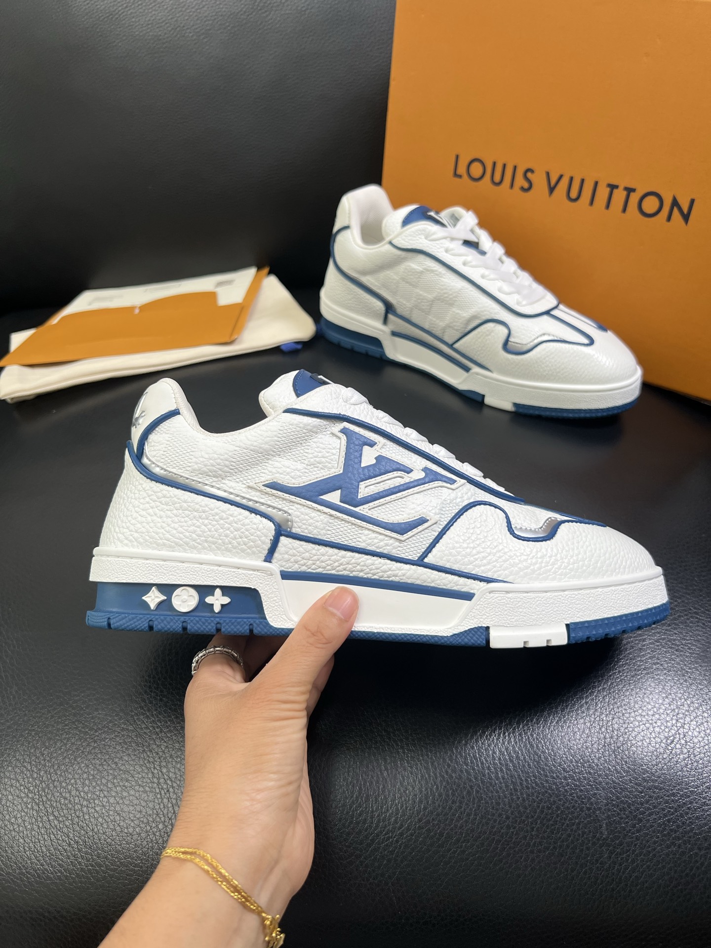  Lv 🔍顶级代购🇮🇹 路易威登，运动板鞋专柜同步，鞋面意大利进口，高品质拼接缤纷色彩复杂工艺品，进口