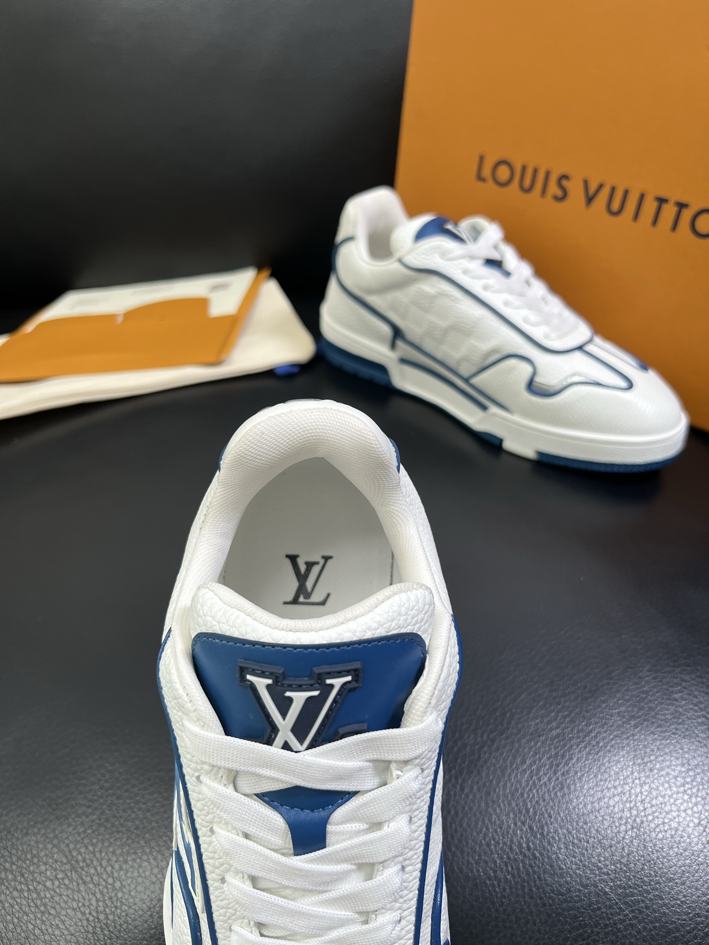   Lv 🔍顶级代购🇮🇹 路易威登，运动板鞋专柜同步，鞋面意大利进口，高品质拼接缤纷色彩复杂工艺品，进口