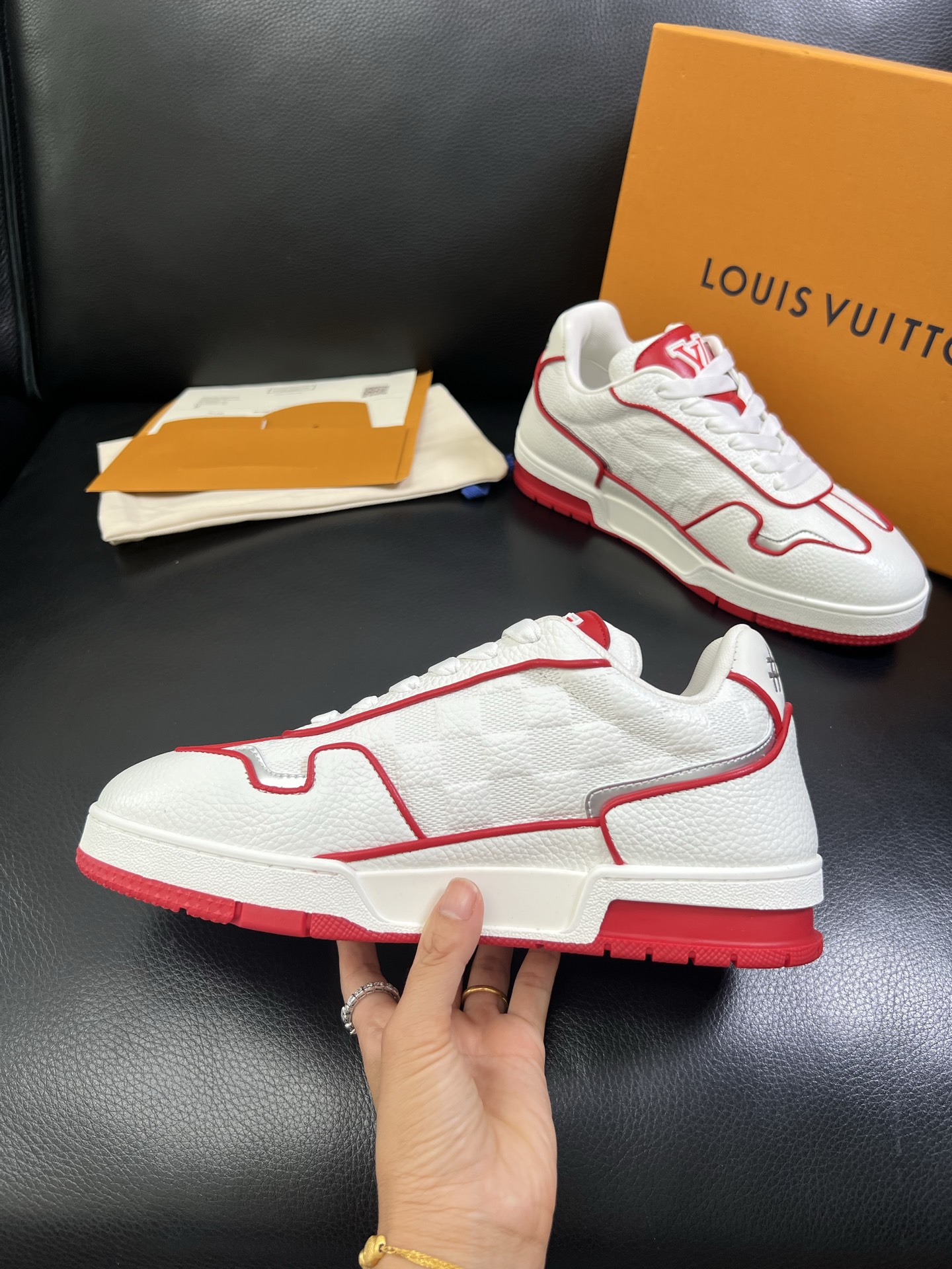   Lv 🔍顶级代购🇮🇹 路易威登，运动板鞋专柜同步，鞋面意大利进口，高品质拼接缤纷色彩复杂工艺品，进口