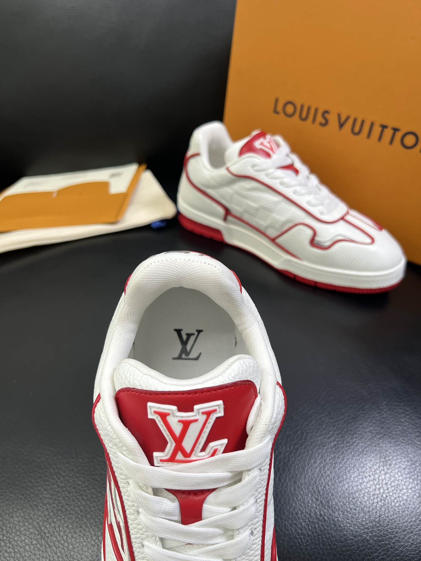   Lv 🔍顶级代购🇮🇹 路易威登，运动板鞋专柜同步，鞋面意大利进口，高品质拼接缤纷色彩复杂工艺品，进口