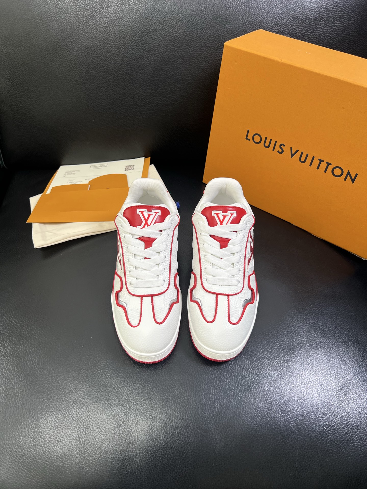   Lv 🔍顶级代购🇮🇹 路易威登，运动板鞋专柜同步，鞋面意大利进口，高品质拼接缤纷色彩复杂工艺品，进口