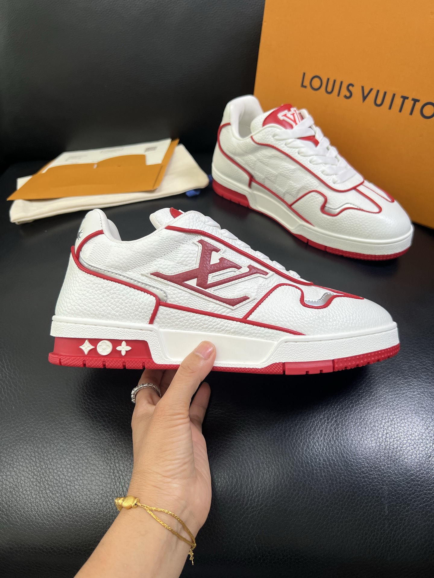   Lv 🔍顶级代购🇮🇹 路易威登，运动板鞋专柜同步，鞋面意大利进口，高品质拼接缤纷色彩复杂工艺品，进口