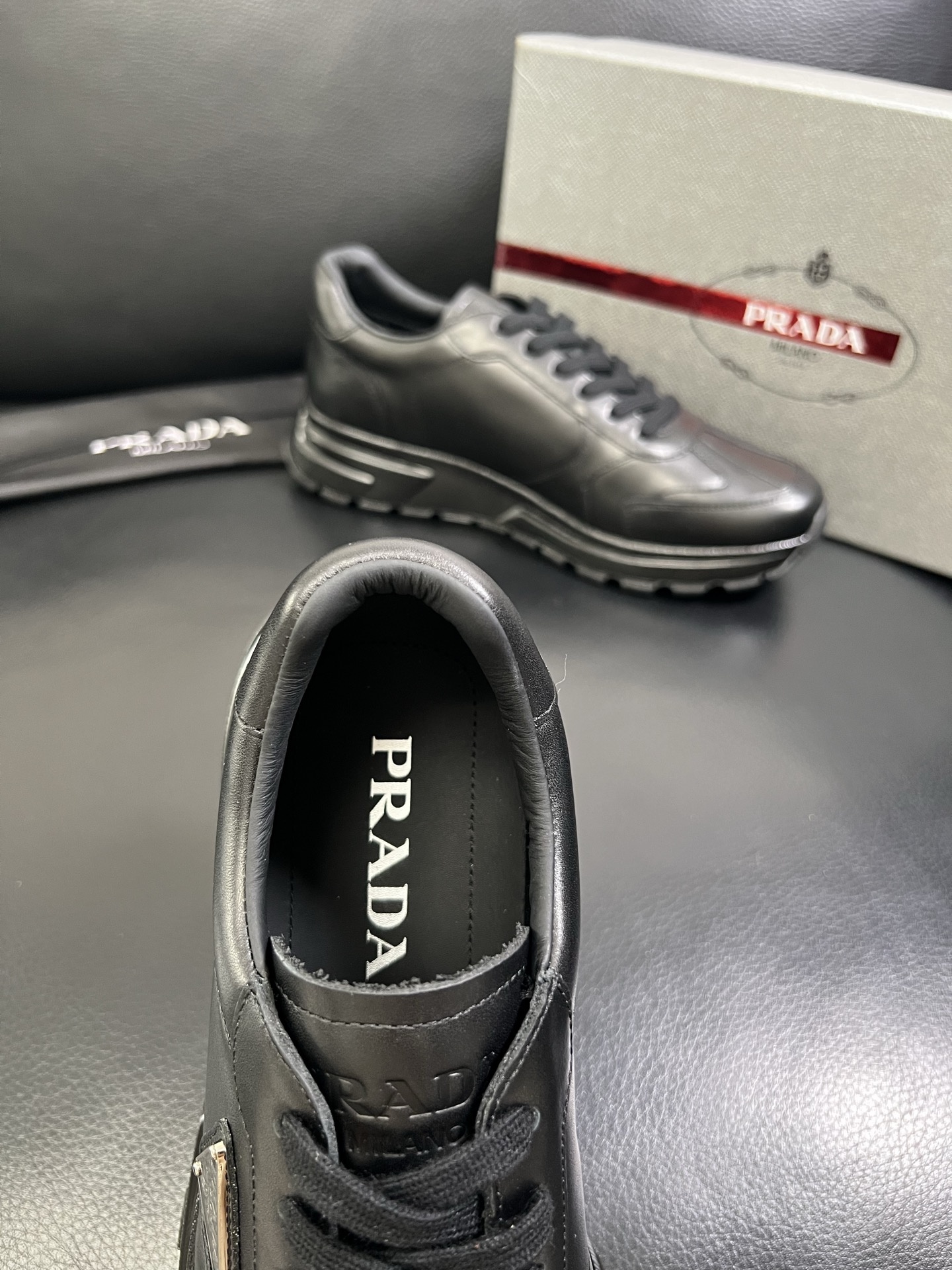   Prada🔍顶级代购🇮🇹 普拉达 专柜新款，原厂配置意大利进口牛皮面料，高品质复杂拼接工艺，进口牛皮