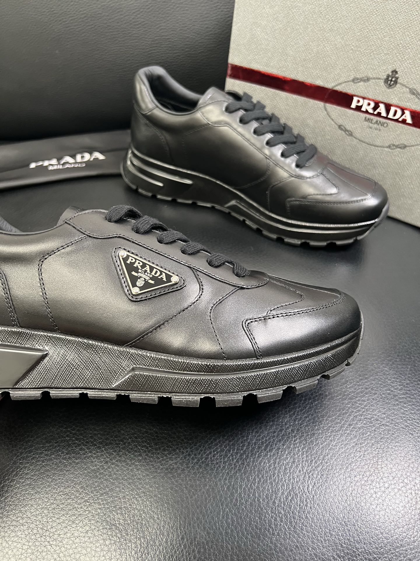   Prada🔍顶级代购🇮🇹 普拉达 专柜新款，原厂配置意大利进口牛皮面料，高品质复杂拼接工艺，进口牛皮