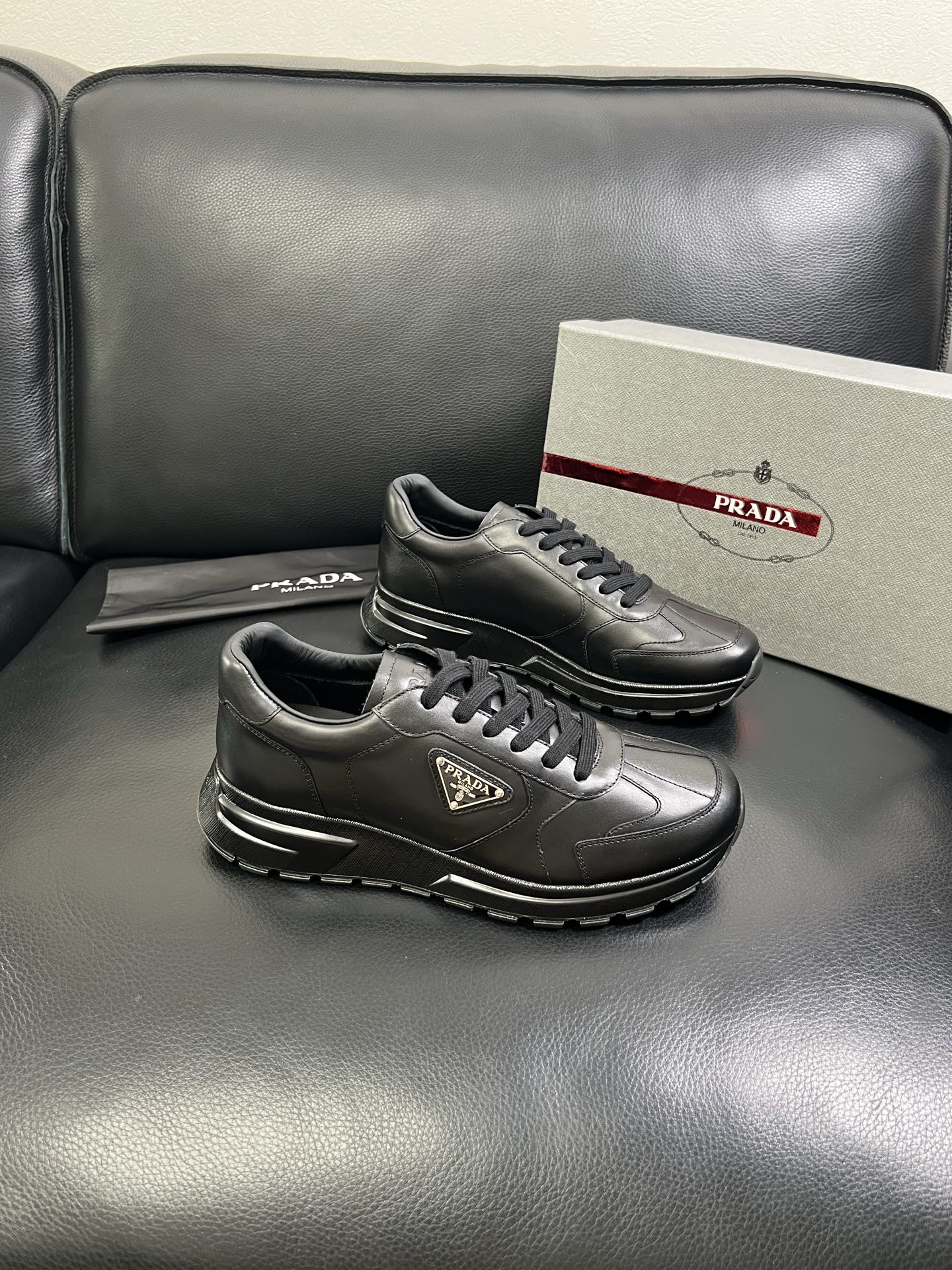   Prada🔍顶级代购🇮🇹 普拉达 专柜新款，原厂配置意大利进口牛皮面料，高品质复杂拼接工艺，进口牛皮