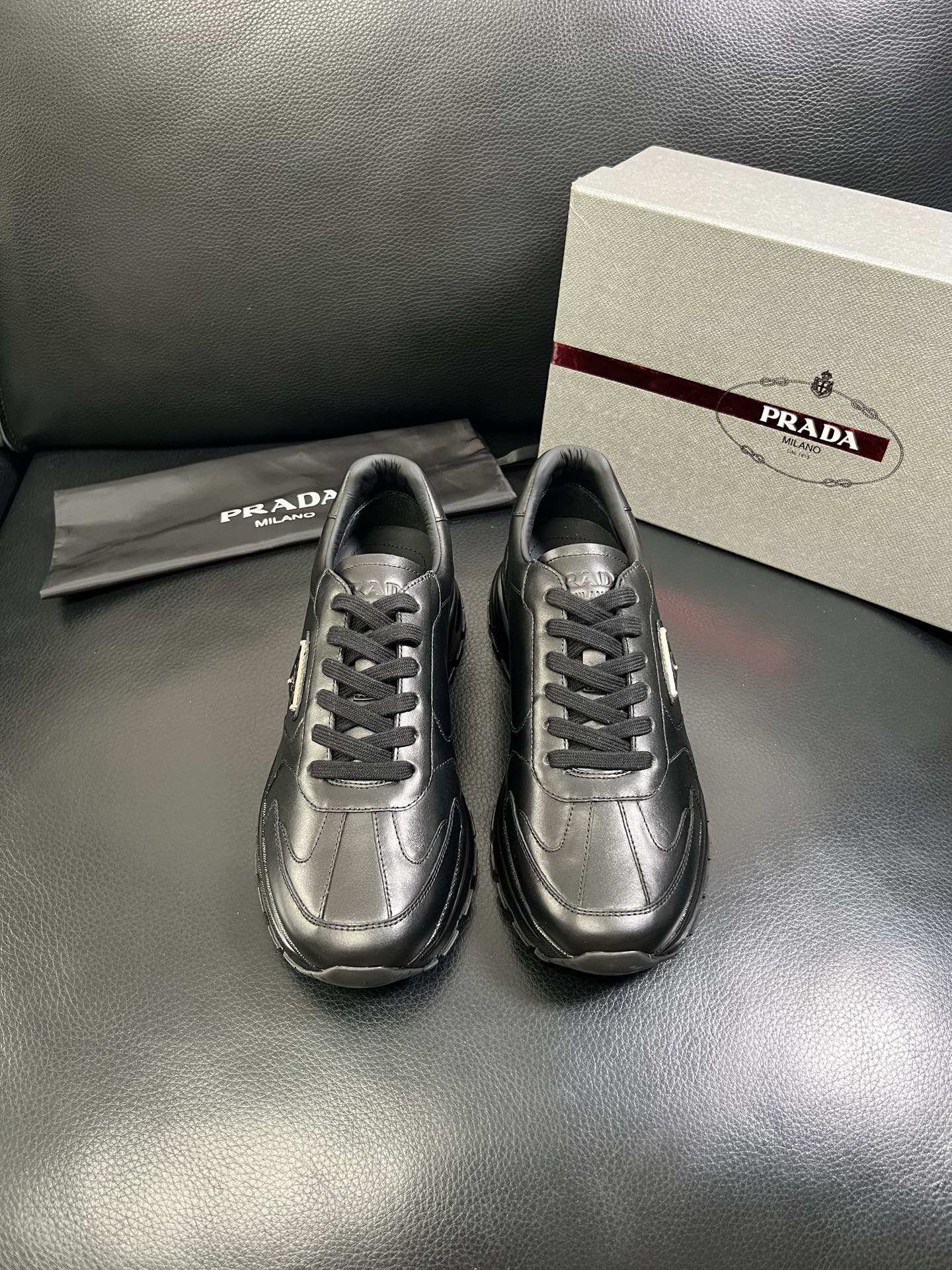   Prada🔍顶级代购🇮🇹 普拉达 专柜新款，原厂配置意大利进口牛皮面料，高品质复杂拼接工艺，进口牛皮