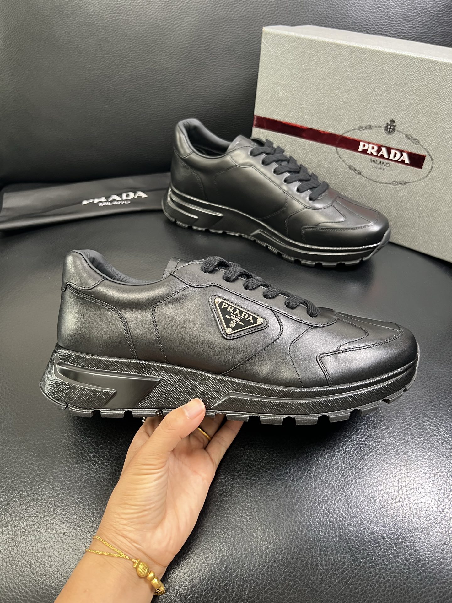   Prada🔍顶级代购🇮🇹 普拉达 专柜新款，原厂配置意大利进口牛皮面料，高品质复杂拼接工艺，进口牛皮