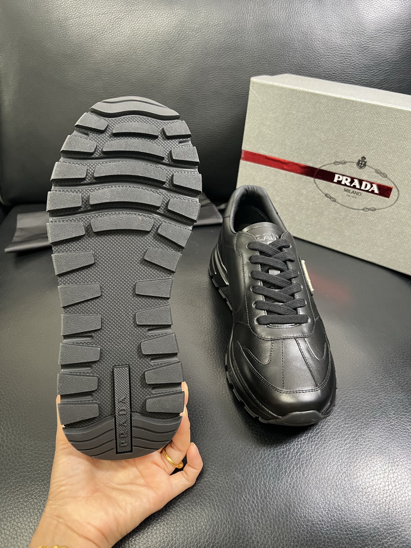   Prada🔍顶级代购🇮🇹 普拉达 专柜新款，原厂配置意大利进口牛皮面料，高品质复杂拼接工艺，进口牛皮