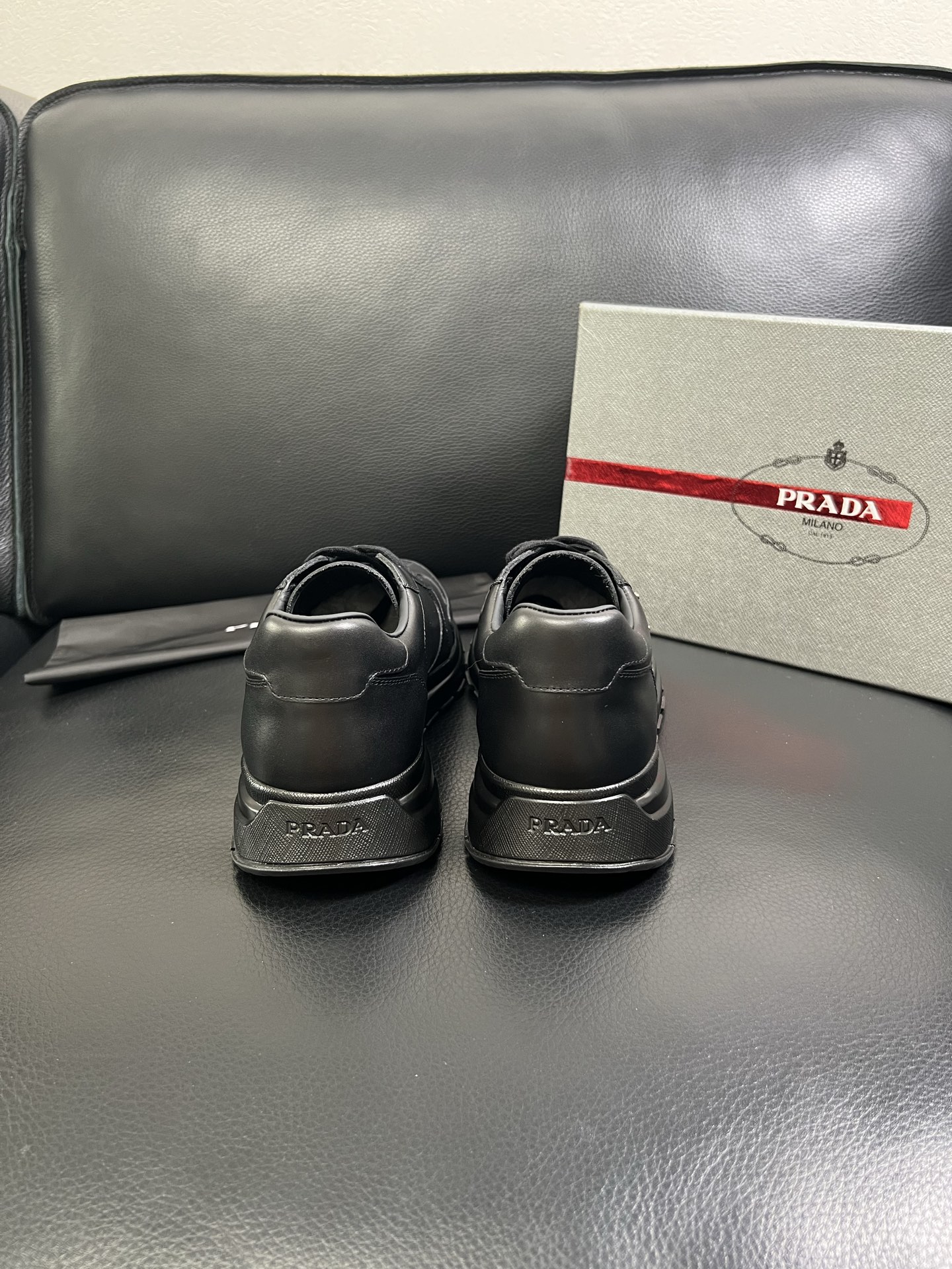   Prada🔍顶级代购🇮🇹 普拉达 专柜新款，原厂配置意大利进口牛皮面料，高品质复杂拼接工艺，进口牛皮