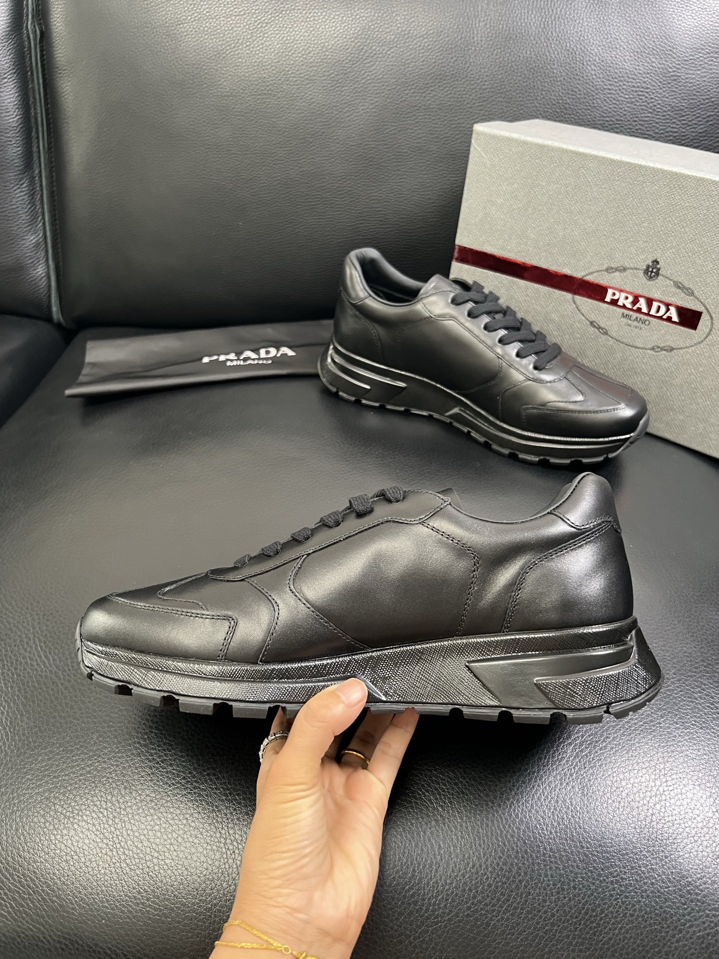   Prada🔍顶级代购🇮🇹 普拉达 专柜新款，原厂配置意大利进口牛皮面料，高品质复杂拼接工艺，进口牛皮
