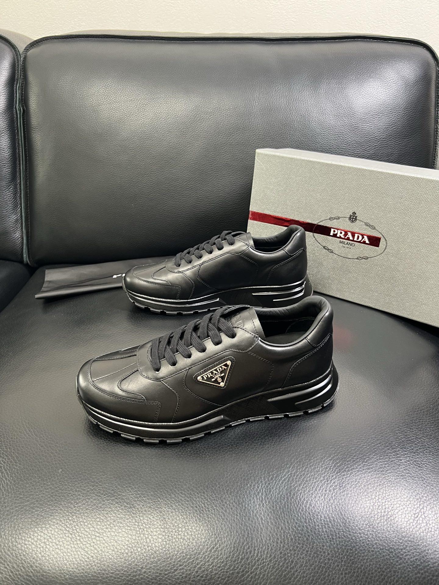   Prada🔍顶级代购🇮🇹 普拉达 专柜新款，原厂配置意大利进口牛皮面料，高品质复杂拼接工艺，进口牛皮