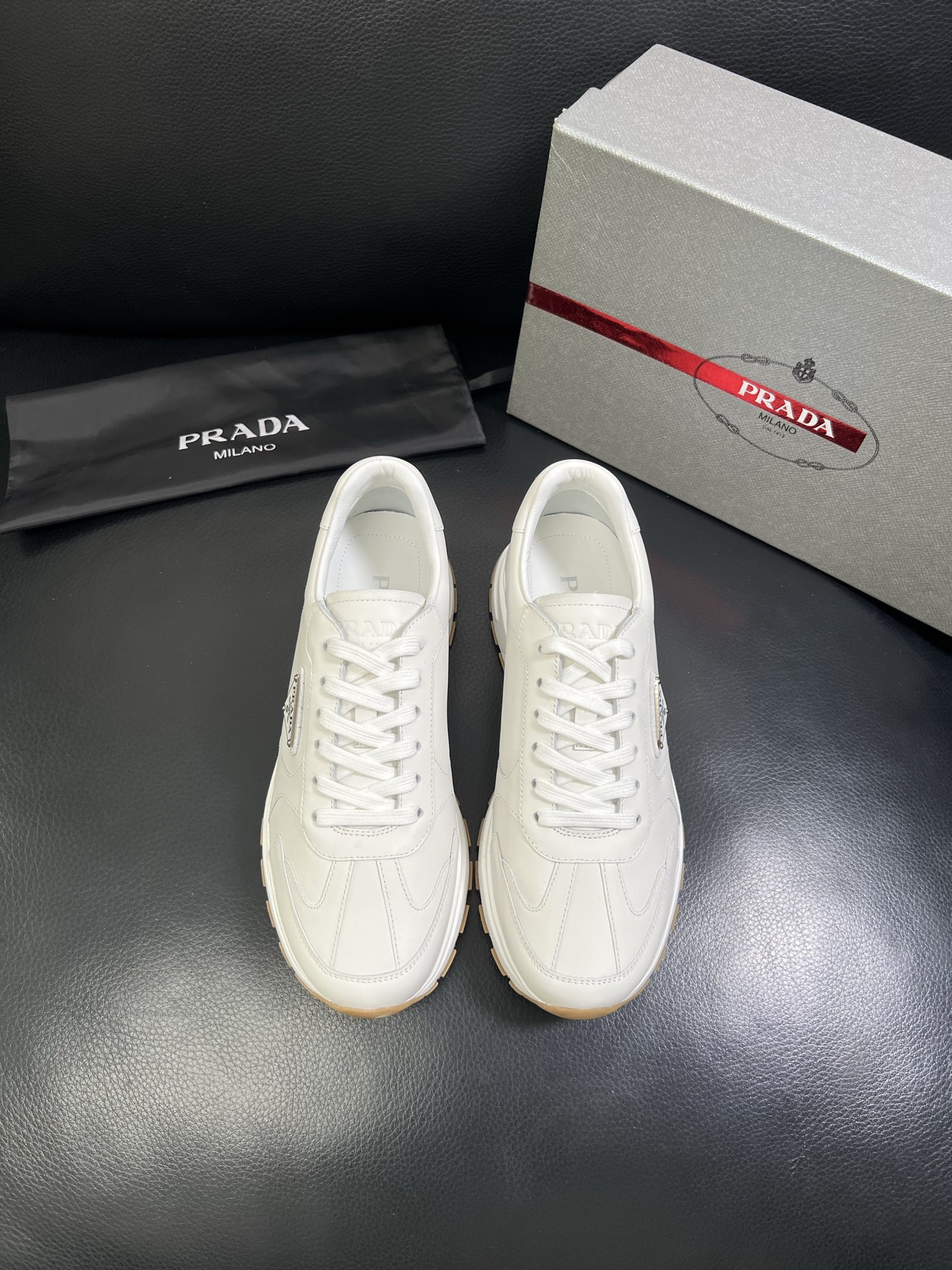   Prada🔍顶级代购🇮🇹 普拉达 专柜新款，原厂配置意大利进口牛皮面料，高品质复杂拼接工艺，进口牛皮