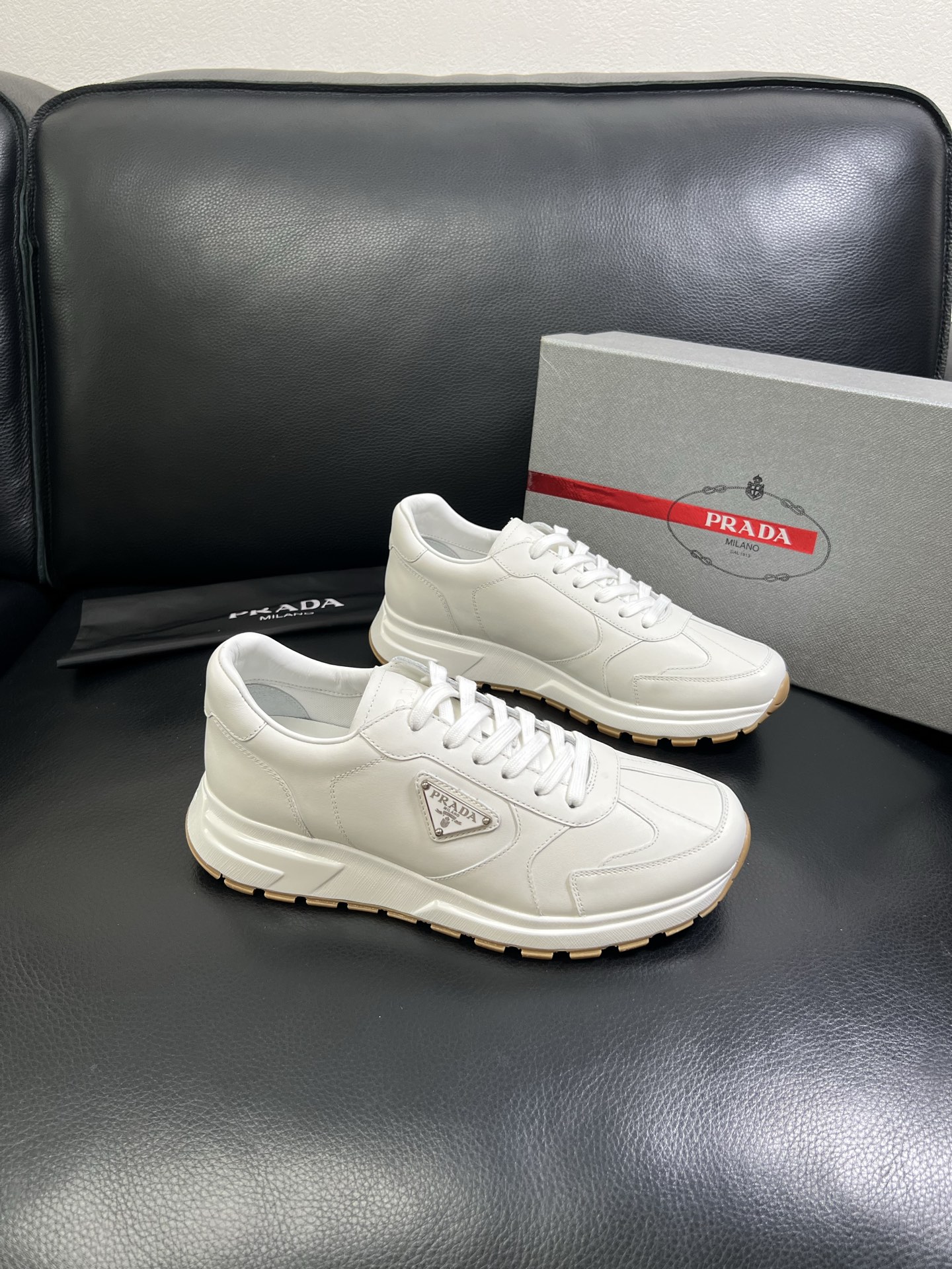   Prada🔍顶级代购🇮🇹 普拉达 专柜新款，原厂配置意大利进口牛皮面料，高品质复杂拼接工艺，进口牛皮