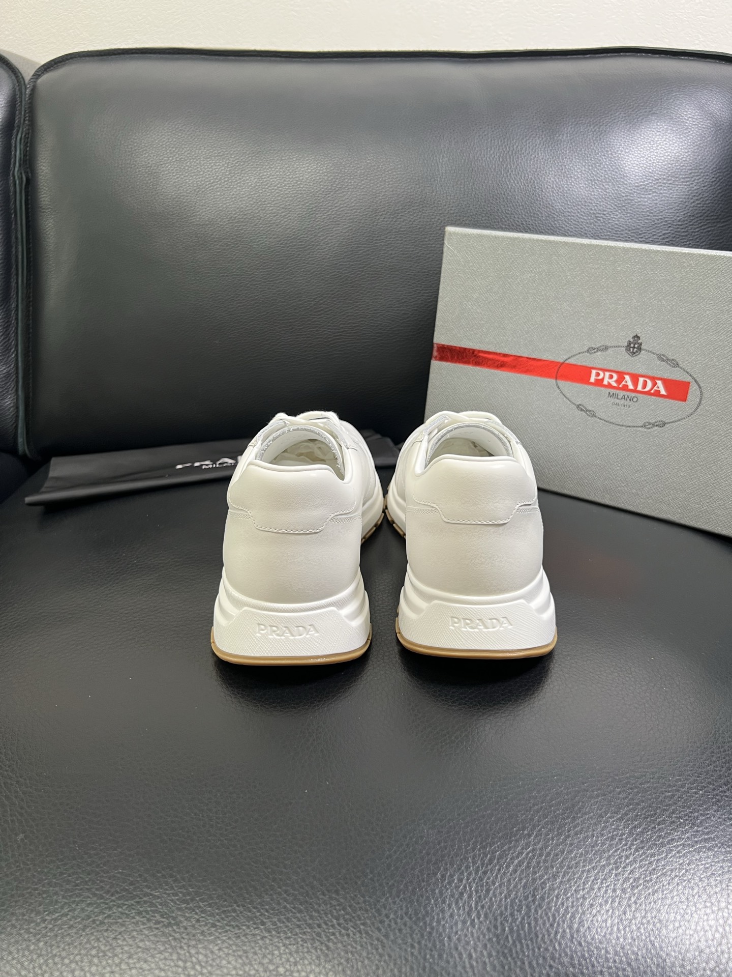   Prada🔍顶级代购🇮🇹 普拉达 专柜新款，原厂配置意大利进口牛皮面料，高品质复杂拼接工艺，进口牛皮