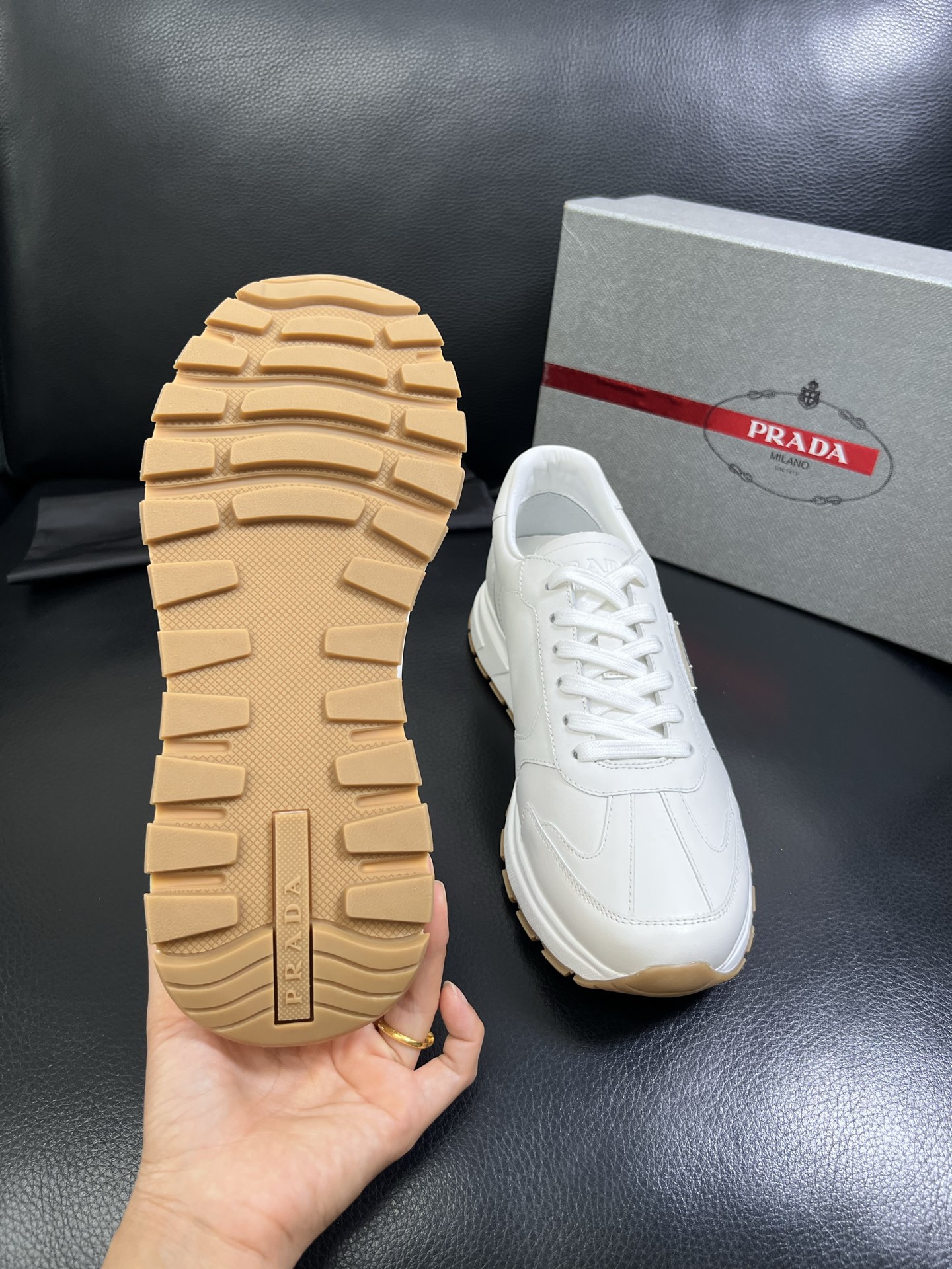   Prada🔍顶级代购🇮🇹 普拉达 专柜新款，原厂配置意大利进口牛皮面料，高品质复杂拼接工艺，进口牛皮
