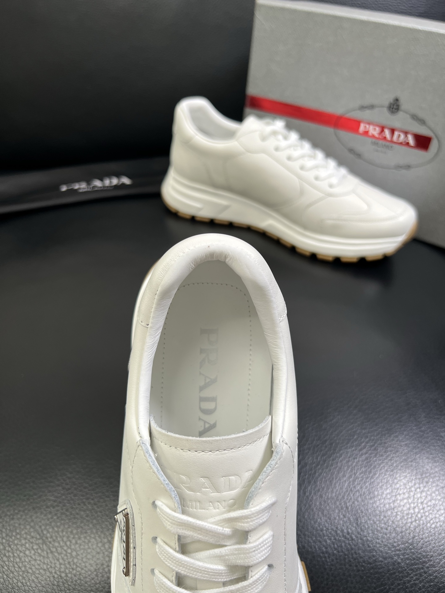   Prada🔍顶级代购🇮🇹 普拉达 专柜新款，原厂配置意大利进口牛皮面料，高品质复杂拼接工艺，进口牛皮