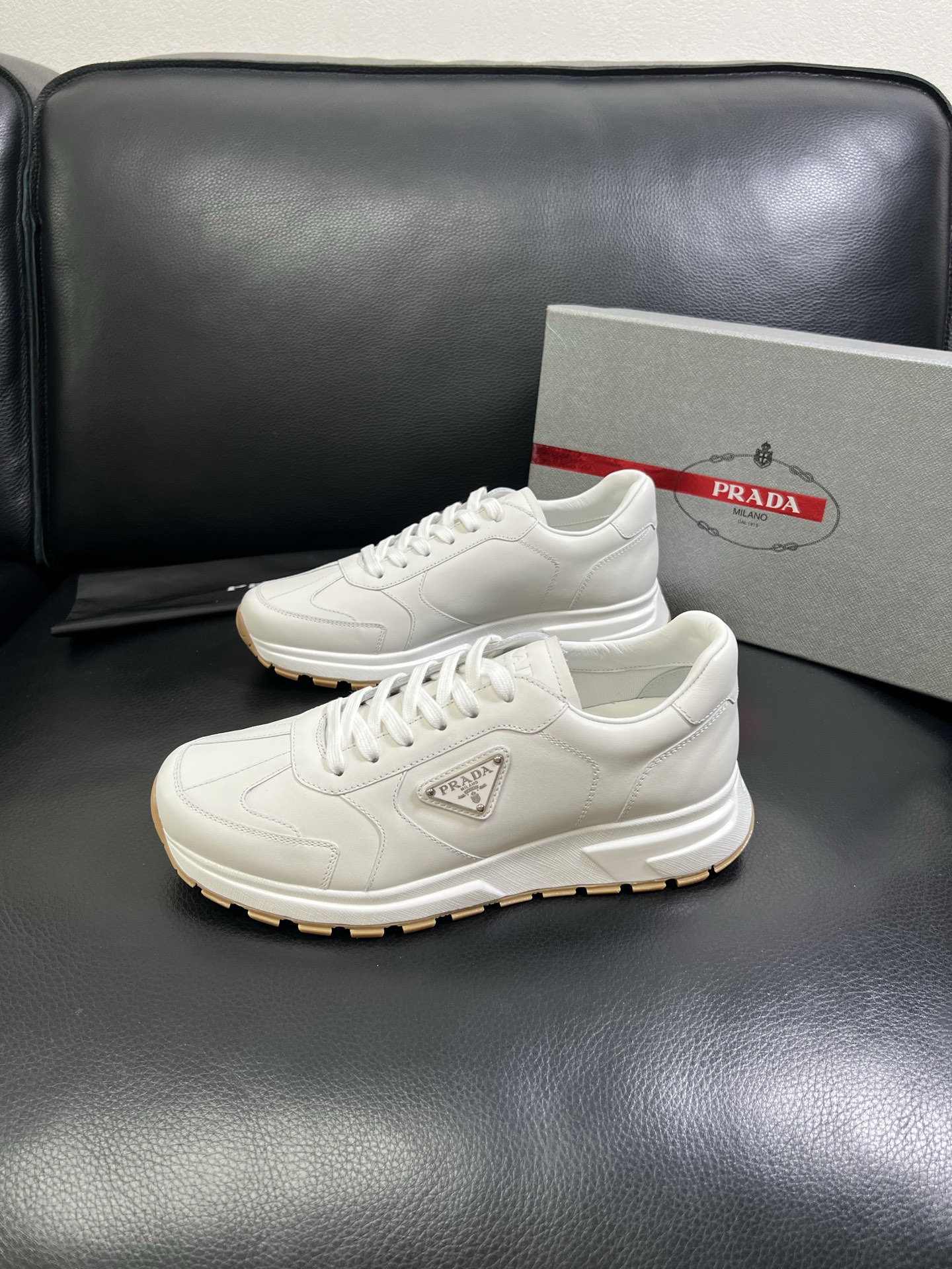   Prada🔍顶级代购🇮🇹 普拉达 专柜新款，原厂配置意大利进口牛皮面料，高品质复杂拼接工艺，进口牛皮