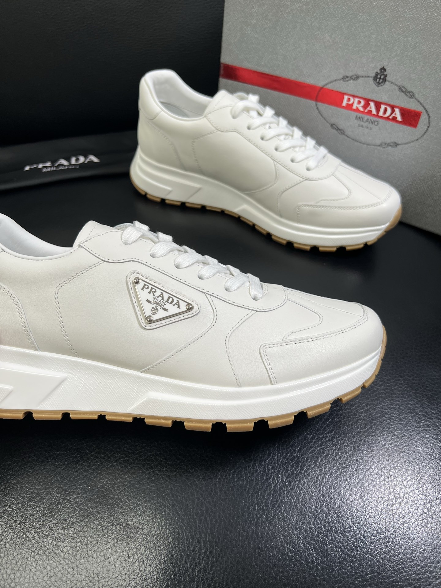   Prada🔍顶级代购🇮🇹 普拉达 专柜新款，原厂配置意大利进口牛皮面料，高品质复杂拼接工艺，进口牛皮