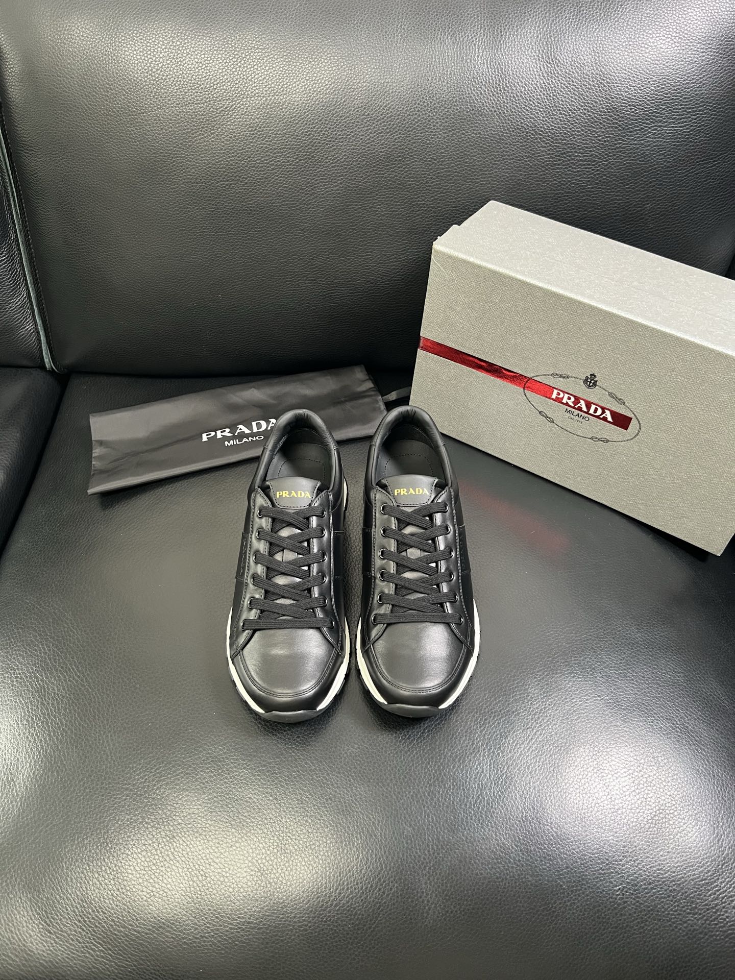   Prada🔍顶级代购🇮🇹 普拉达 专柜新款，原厂配置意大利进口牛皮面料，高品质复杂拼接工艺，进口牛皮