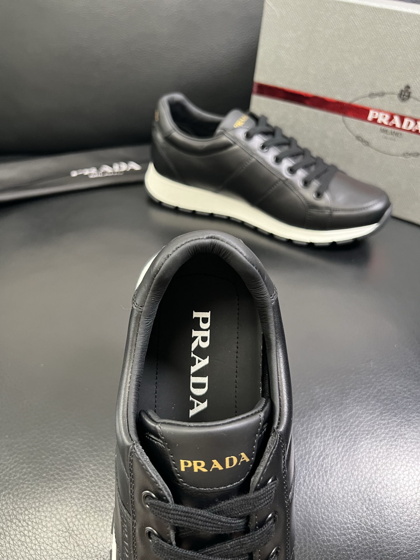   Prada🔍顶级代购🇮🇹 普拉达 专柜新款，原厂配置意大利进口牛皮面料，高品质复杂拼接工艺，进口牛皮