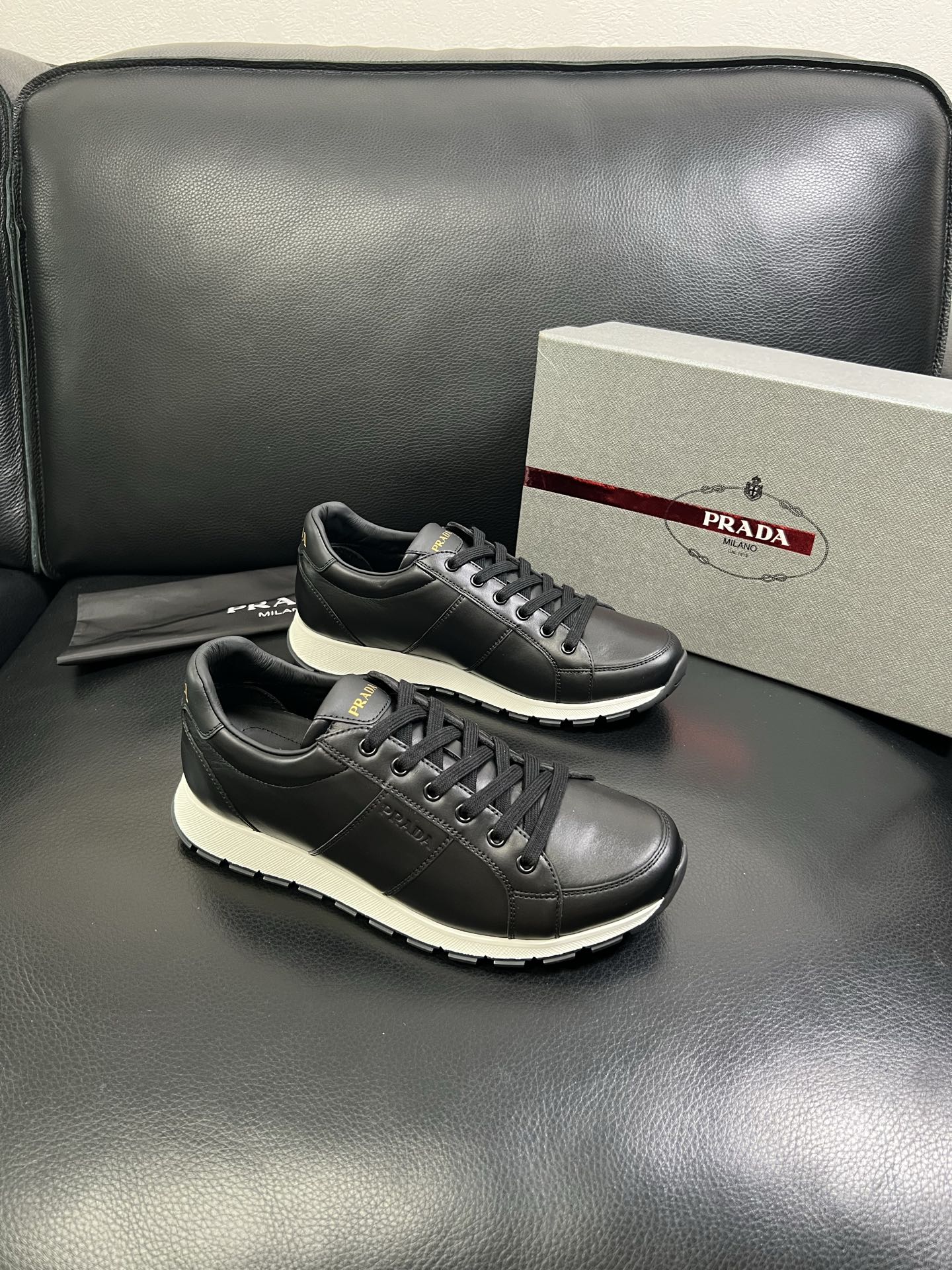   Prada🔍顶级代购🇮🇹 普拉达 专柜新款，原厂配置意大利进口牛皮面料，高品质复杂拼接工艺，进口牛皮