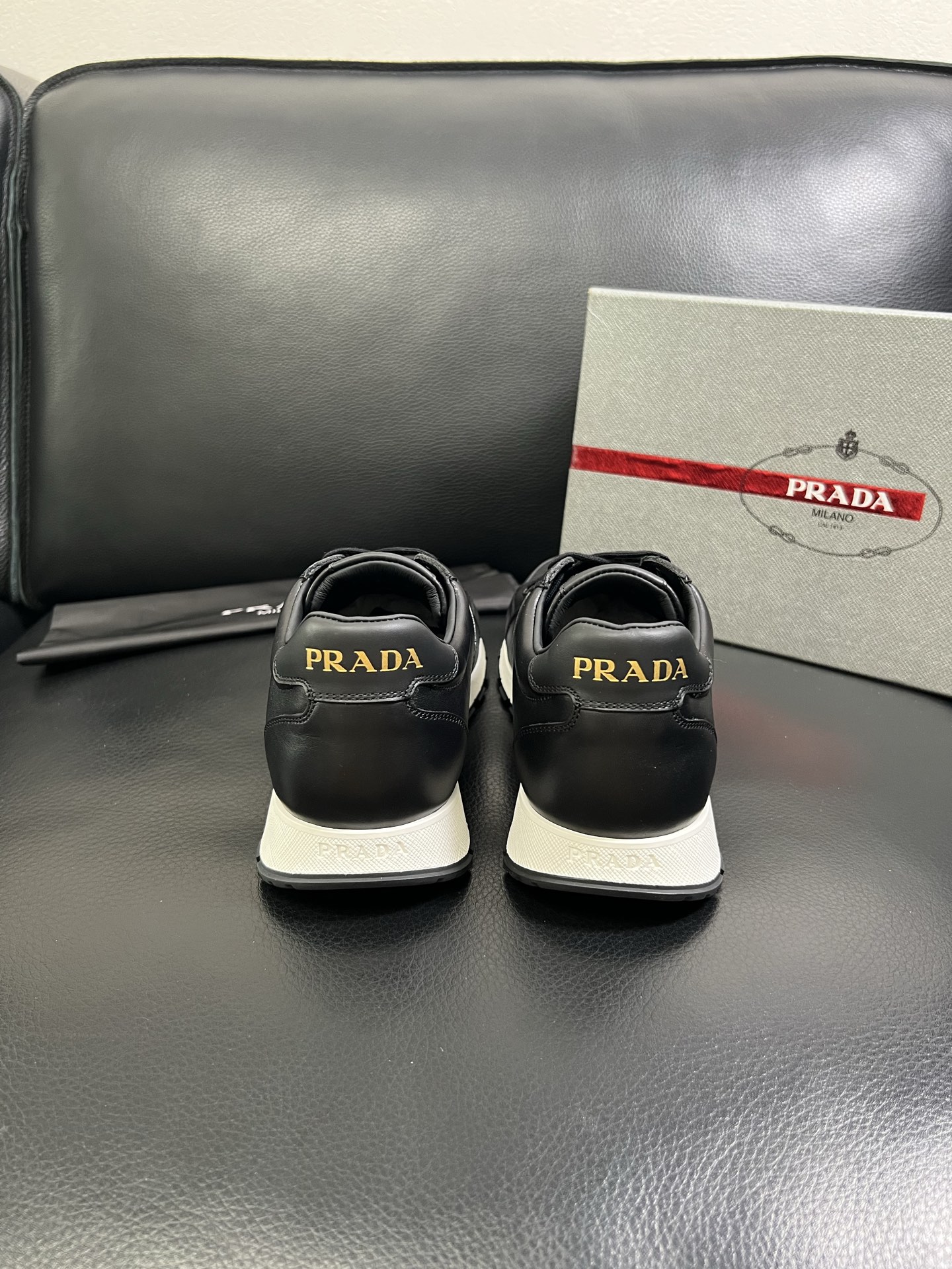   Prada🔍顶级代购🇮🇹 普拉达 专柜新款，原厂配置意大利进口牛皮面料，高品质复杂拼接工艺，进口牛皮