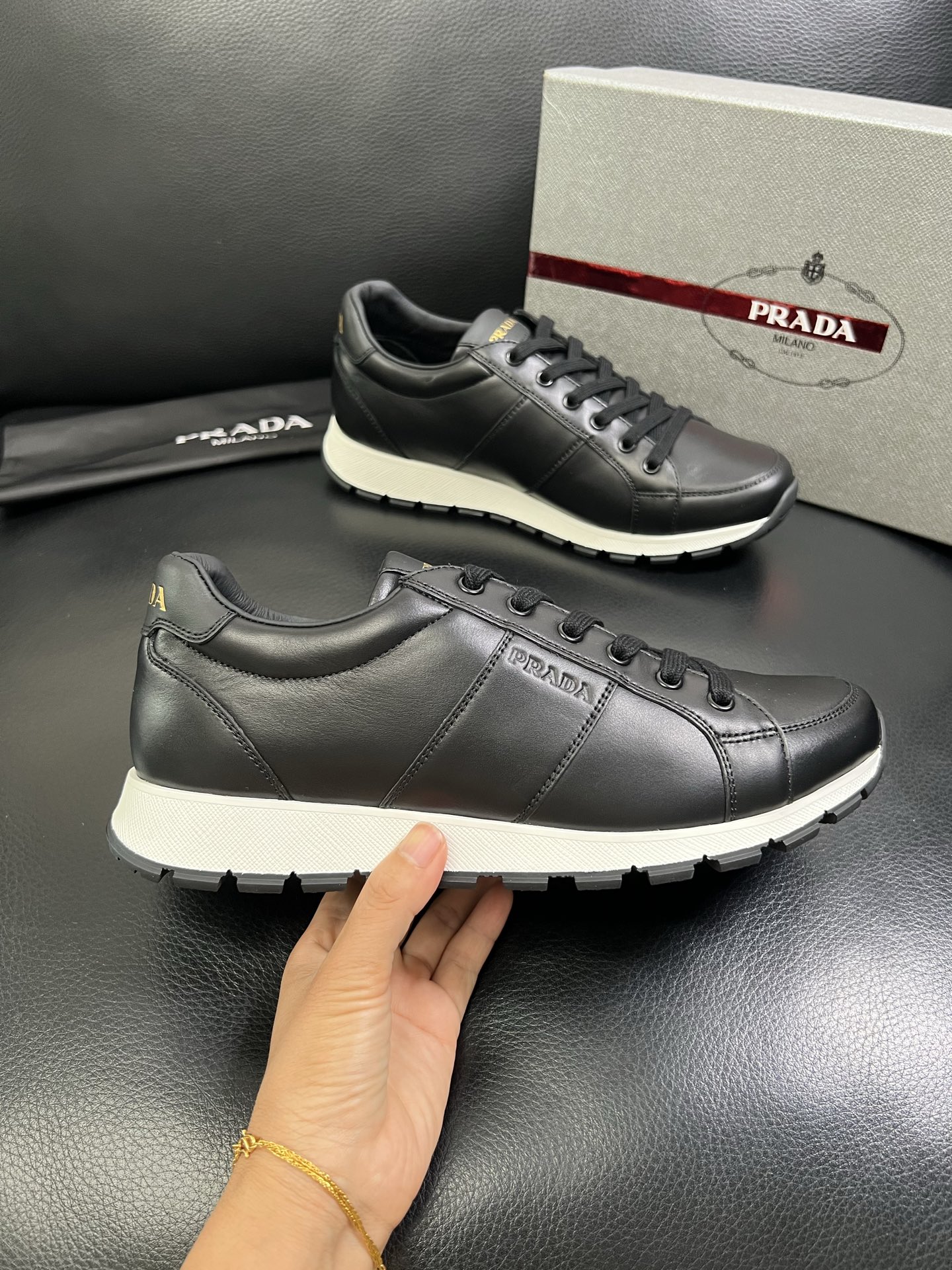   Prada🔍顶级代购🇮🇹 普拉达 专柜新款，原厂配置意大利进口牛皮面料，高品质复杂拼接工艺，进口牛皮