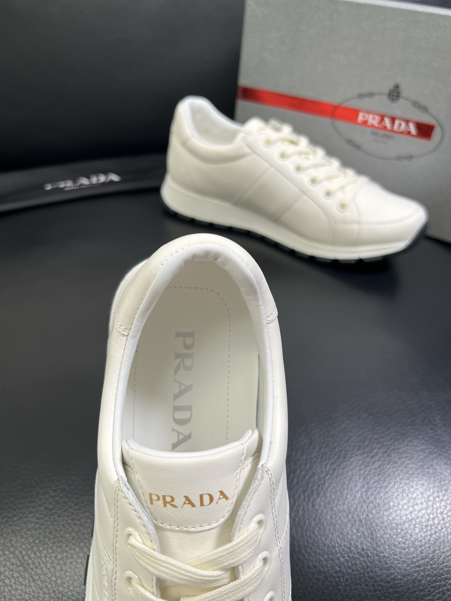   Prada🔍顶级代购🇮🇹 普拉达 专柜新款，原厂配置意大利进口牛皮面料，高品质复杂拼接工艺，进口牛皮