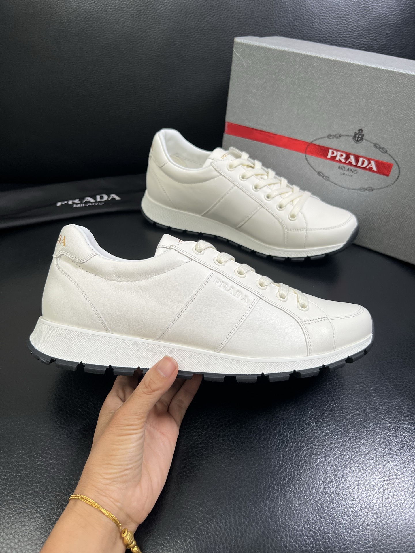   Prada🔍顶级代购🇮🇹 普拉达 专柜新款，原厂配置意大利进口牛皮面料，高品质复杂拼接工艺，进口牛皮
