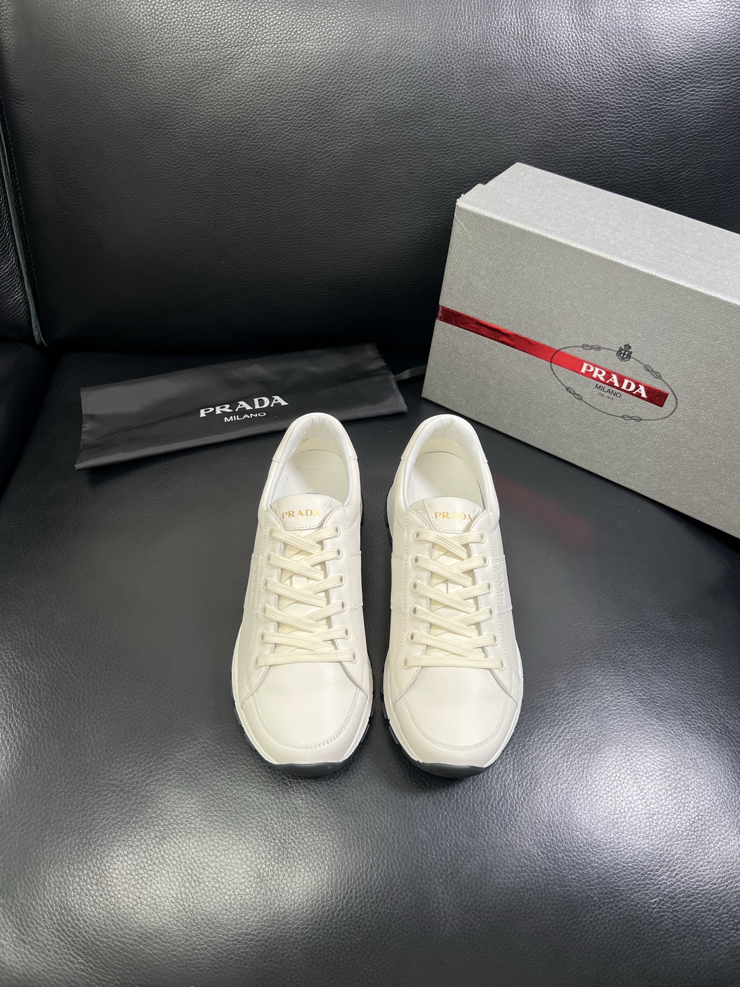   Prada🔍顶级代购🇮🇹 普拉达 专柜新款，原厂配置意大利进口牛皮面料，高品质复杂拼接工艺，进口牛皮