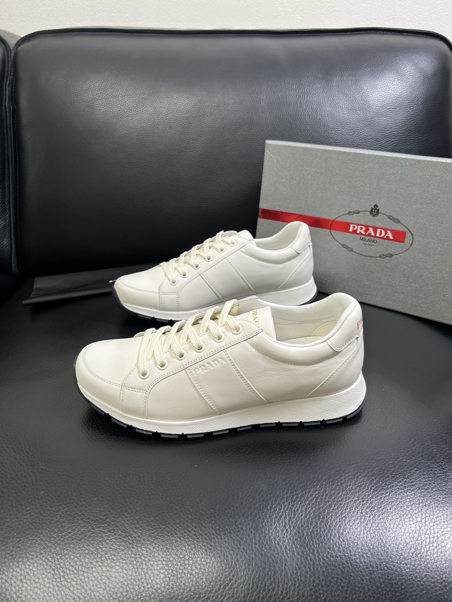   Prada🔍顶级代购🇮🇹 普拉达 专柜新款，原厂配置意大利进口牛皮面料，高品质复杂拼接工艺，进口牛皮
