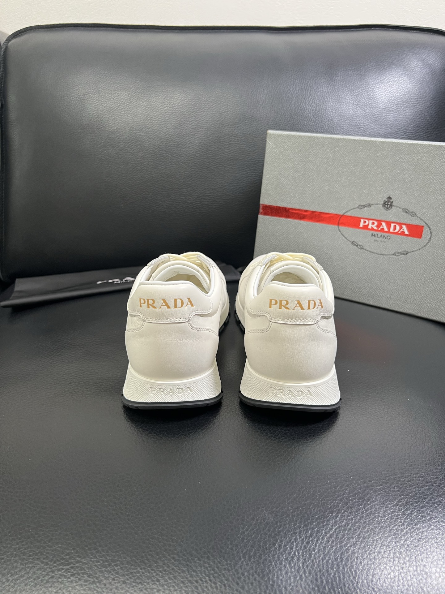   Prada🔍顶级代购🇮🇹 普拉达 专柜新款，原厂配置意大利进口牛皮面料，高品质复杂拼接工艺，进口牛皮
