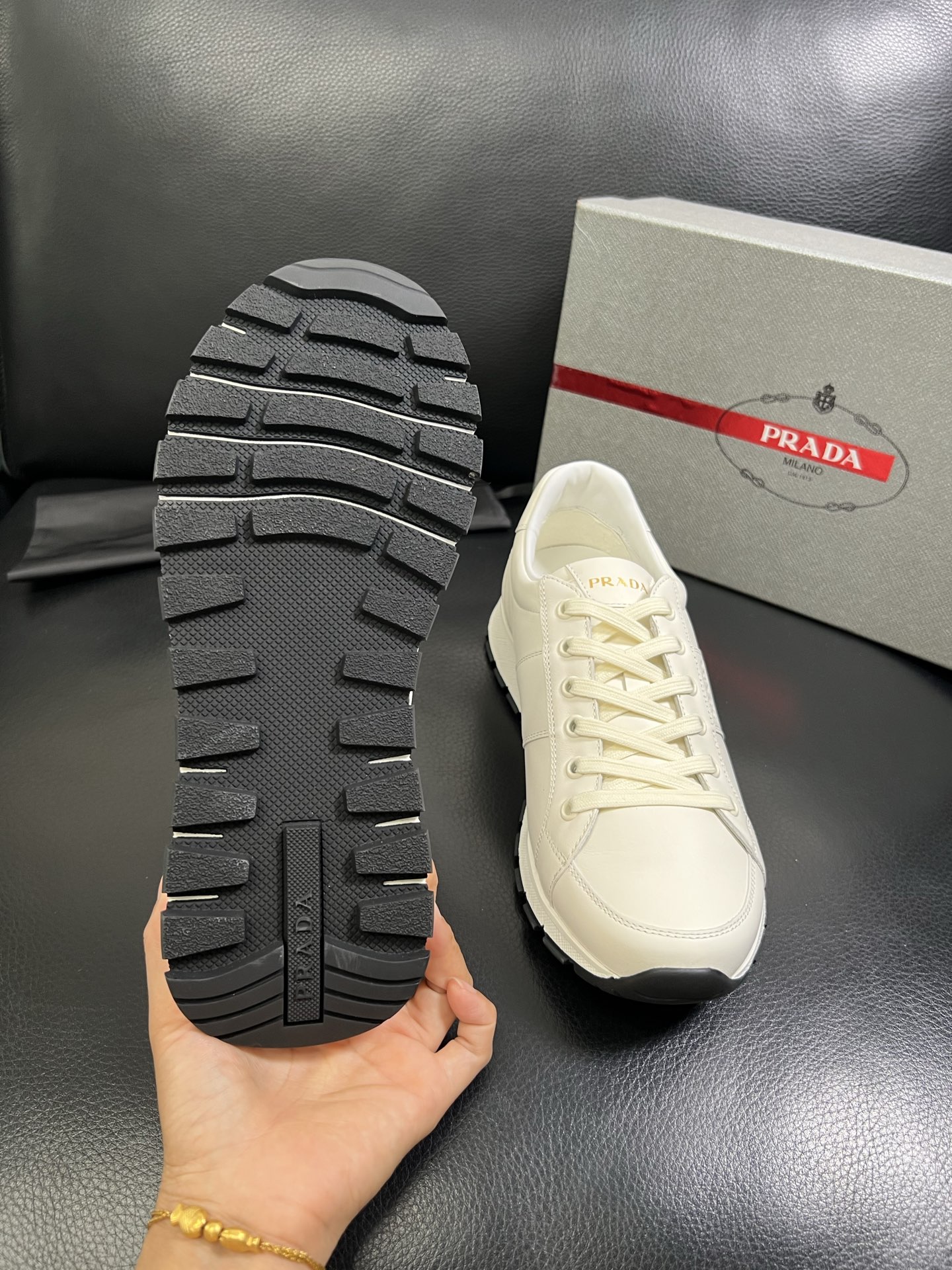   Prada🔍顶级代购🇮🇹 普拉达 专柜新款，原厂配置意大利进口牛皮面料，高品质复杂拼接工艺，进口牛皮