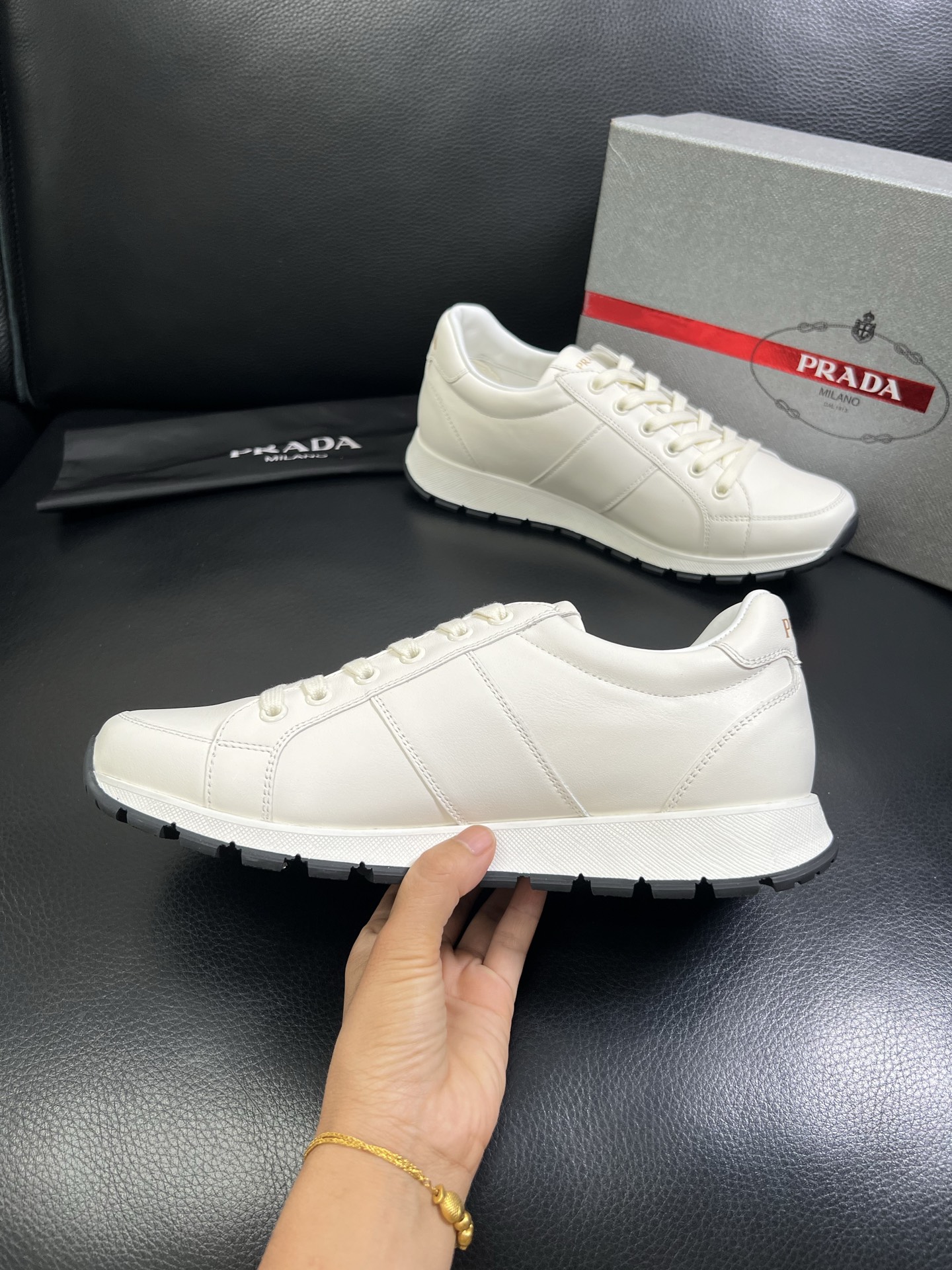   Prada🔍顶级代购🇮🇹 普拉达 专柜新款，原厂配置意大利进口牛皮面料，高品质复杂拼接工艺，进口牛皮
