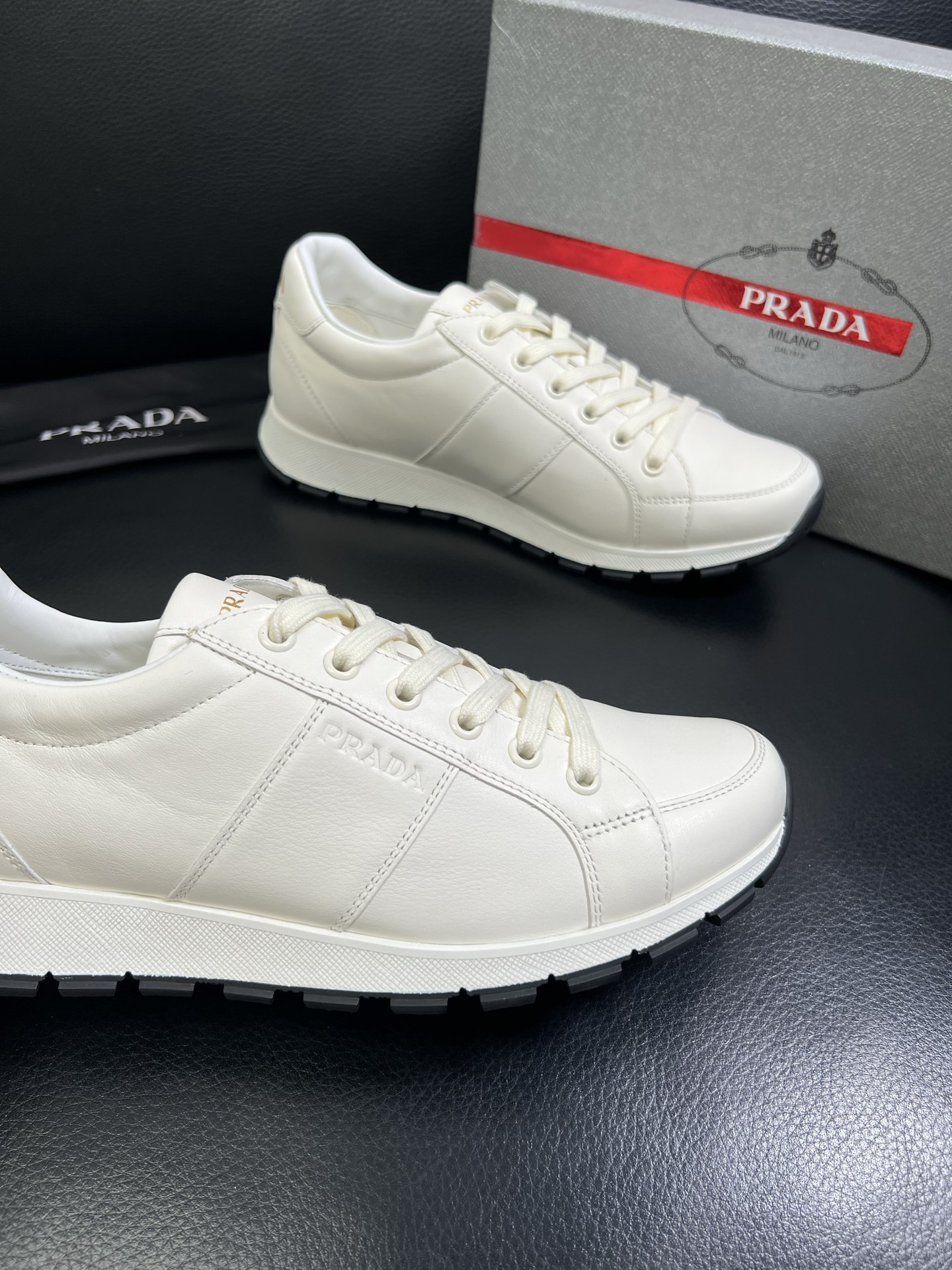   Prada🔍顶级代购🇮🇹 普拉达 专柜新款，原厂配置意大利进口牛皮面料，高品质复杂拼接工艺，进口牛皮